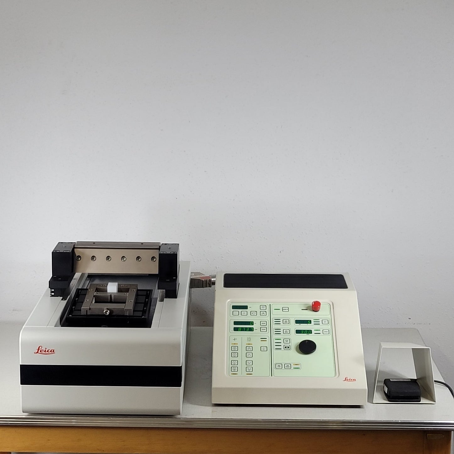 TESTED Leica SM2500 Microtome System 0-1000um Thickness 0.5-100mm/s Speed