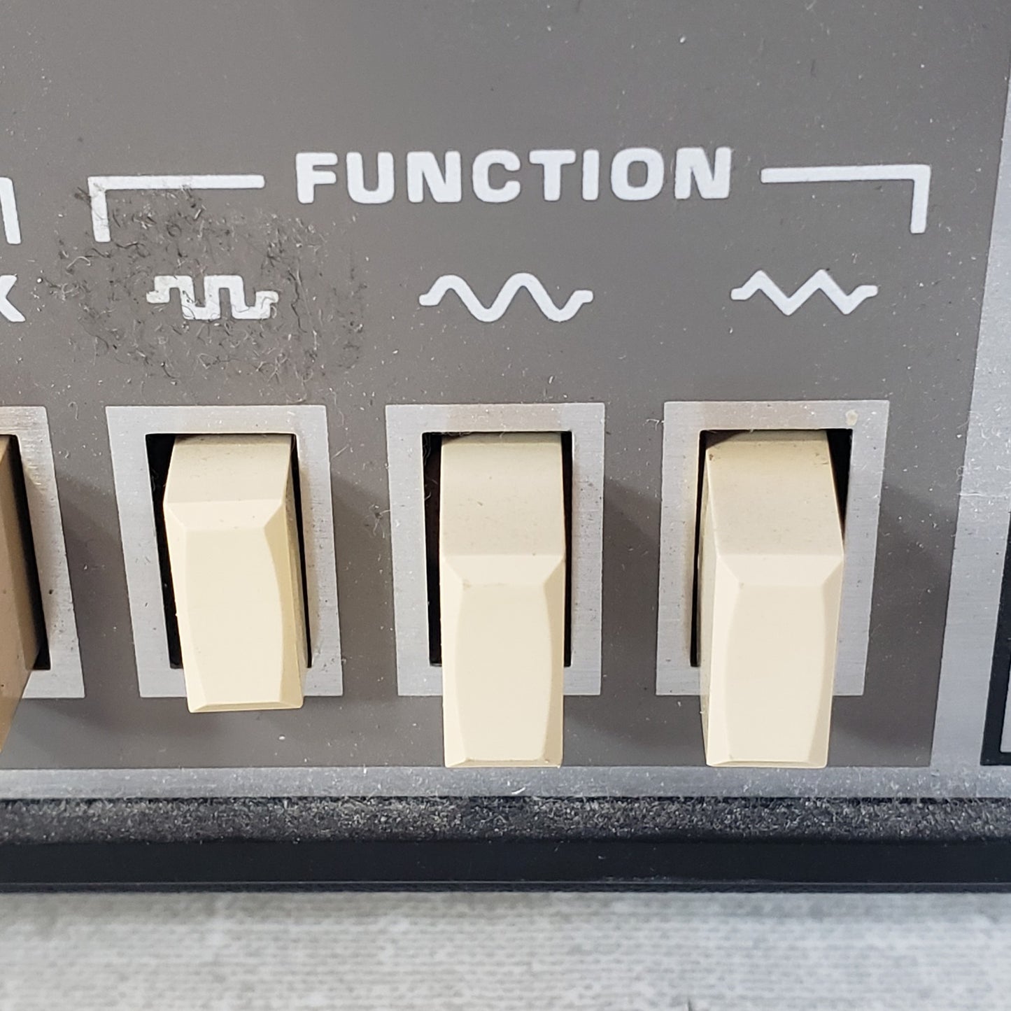 B&K Precision 3010 Function Generator 1MHz Sine Square Triangle TTL No Cable