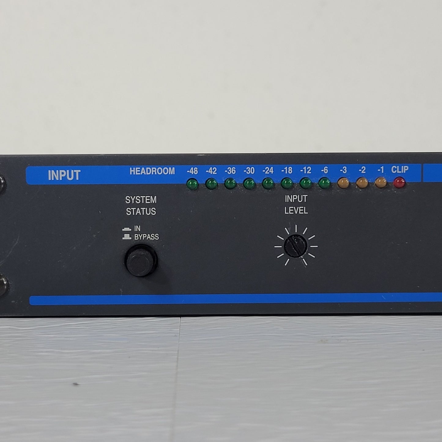 SYMETRIX 402 Dual Output Delay Acoustic Tool, 1 In & 2 Outs XLR and 1/4"