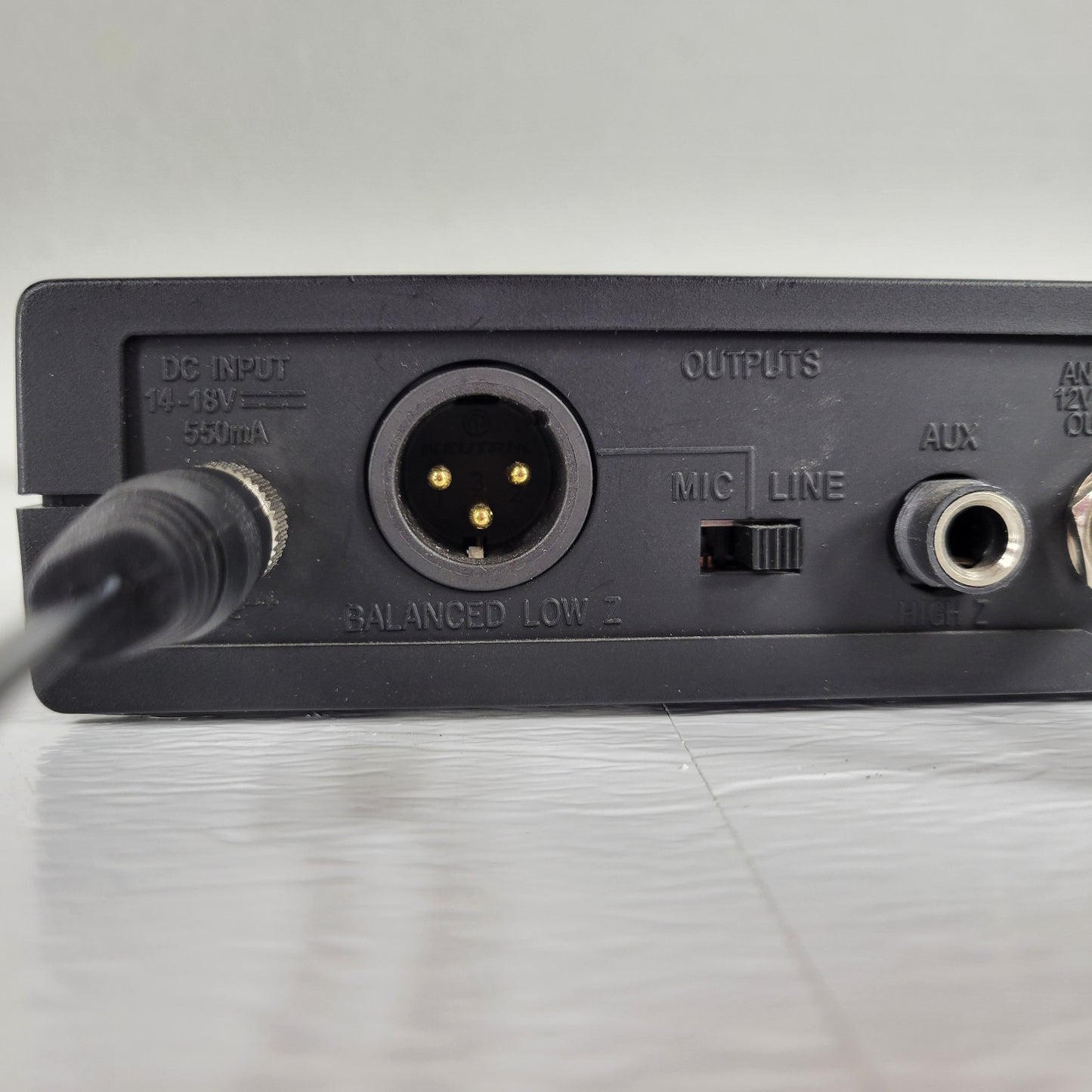 SHURE Wireless Controller ULXS4 J1 554-590MHz, Both Antennae, No Power Supply