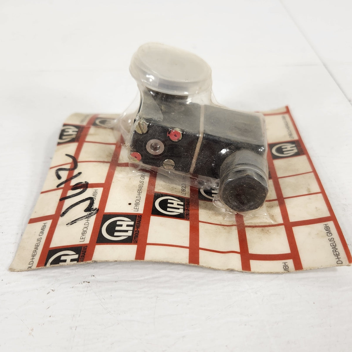 NEW Leybold Heraeus 42 270 283 Electromagnetic Vacuum Solenoid Valve 42270283