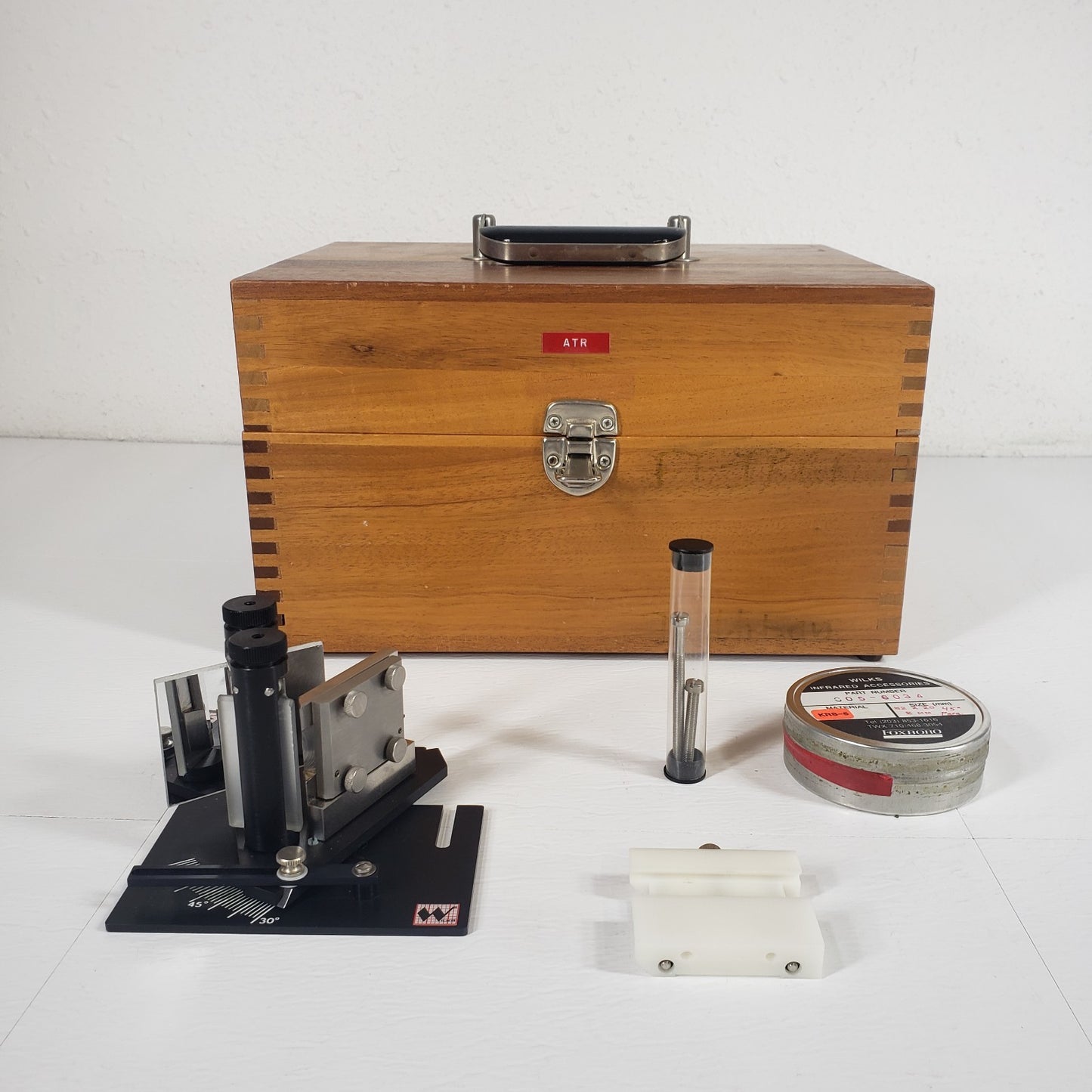 Vintage Wilks Scientific IR Spectrophotometer Optics Kit Mirrors Stand & Case