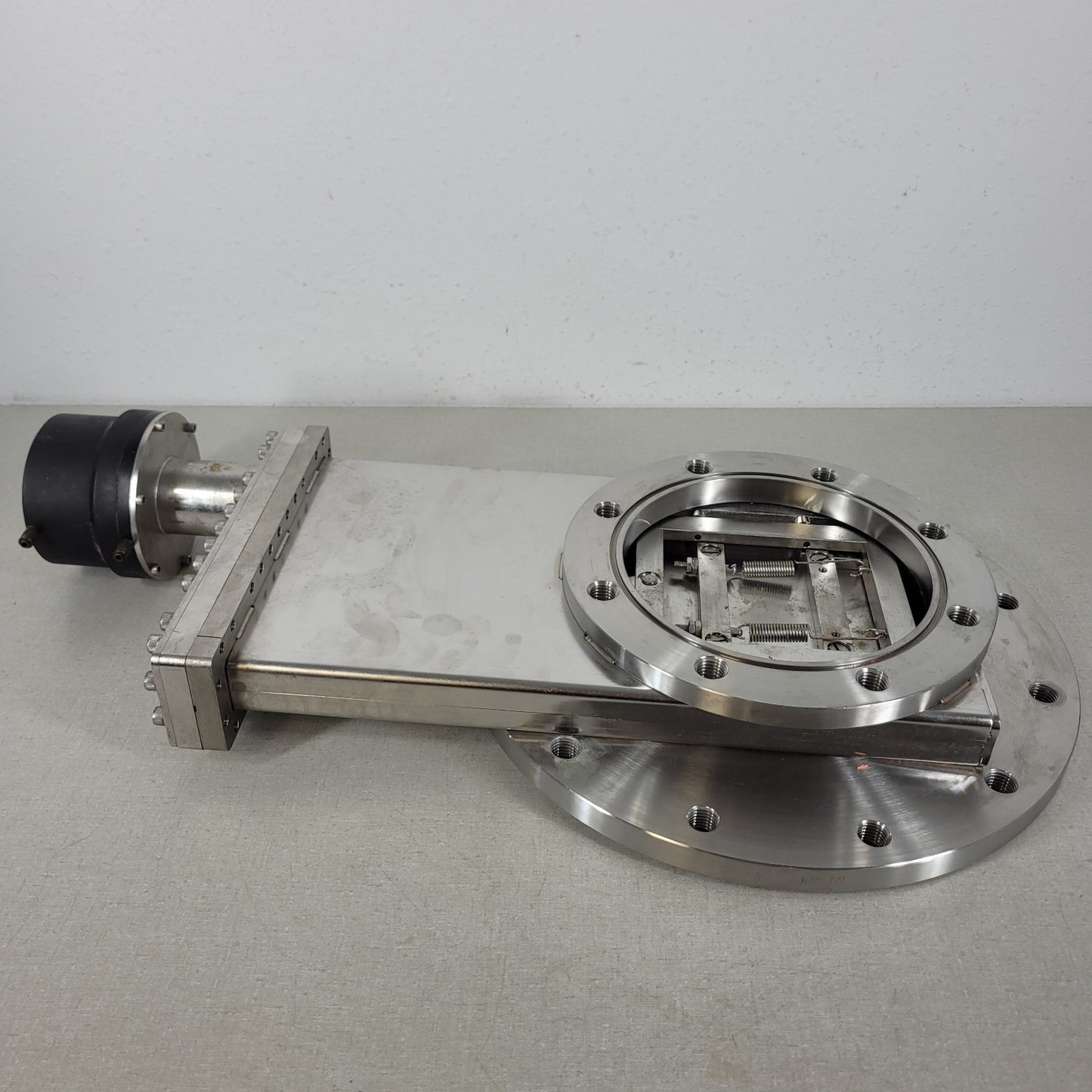TESTED MDC GV-8000V-ASA-P 8in Bore Pneumatic Vacuum Gate Valve 16in, 11in OD ASA