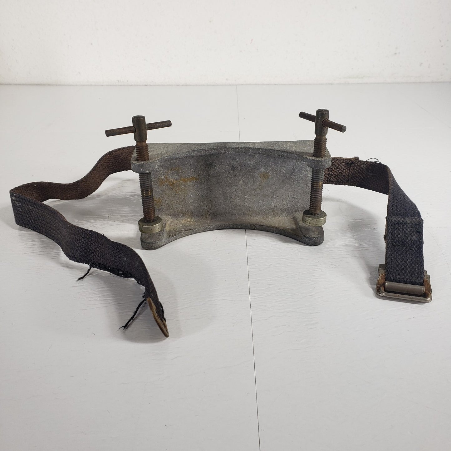 Double Bench Mount Gas Cylinder Bracket Tank Holder with Clamp Restraint