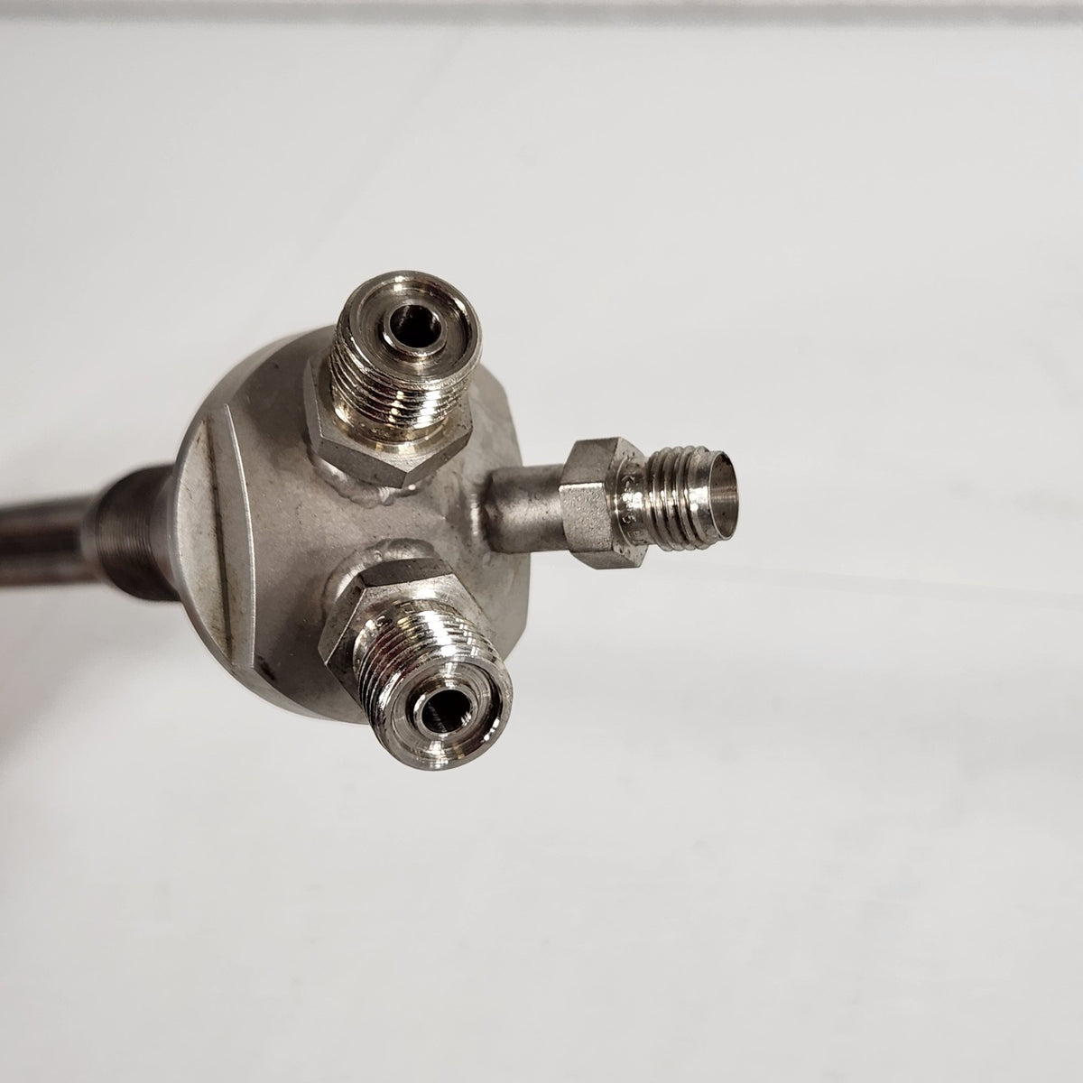 UHV Vacuum Fluid Feedthrough 3/4"-28 UN 3/8" Swagelok + 2x Cajon VCO