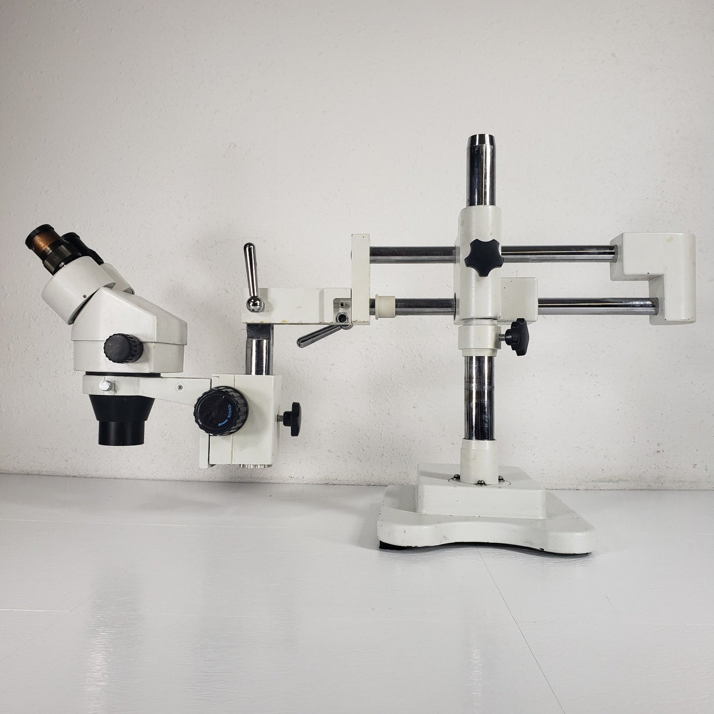 AmScope SM-4B Series 3.5-22.5x Stereo Microscope w/double Arm Stand Wide View