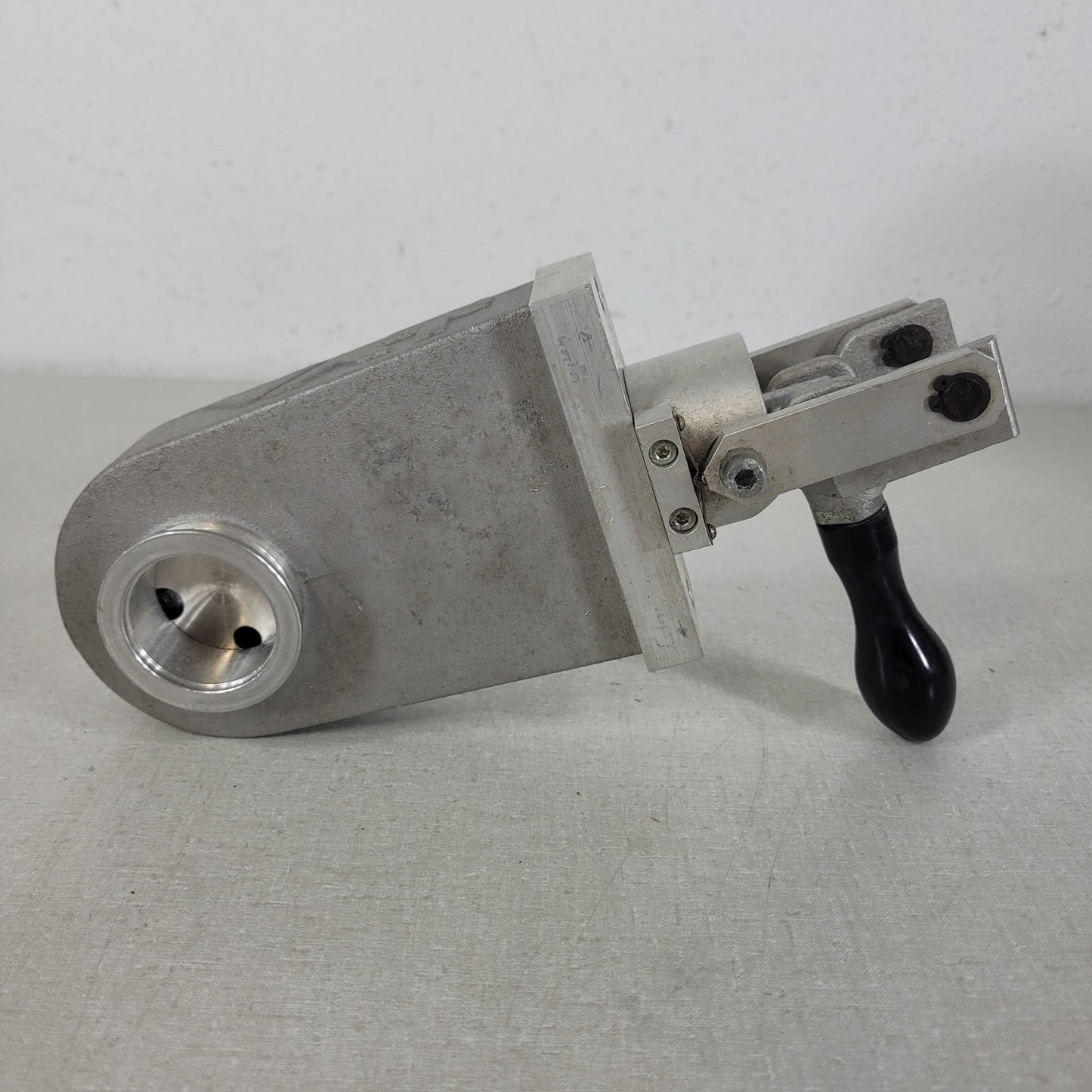 VAT F12-64355-04 DN40 KF40 NW40 Manual Stainless UHV High Vacuum Gate Valve