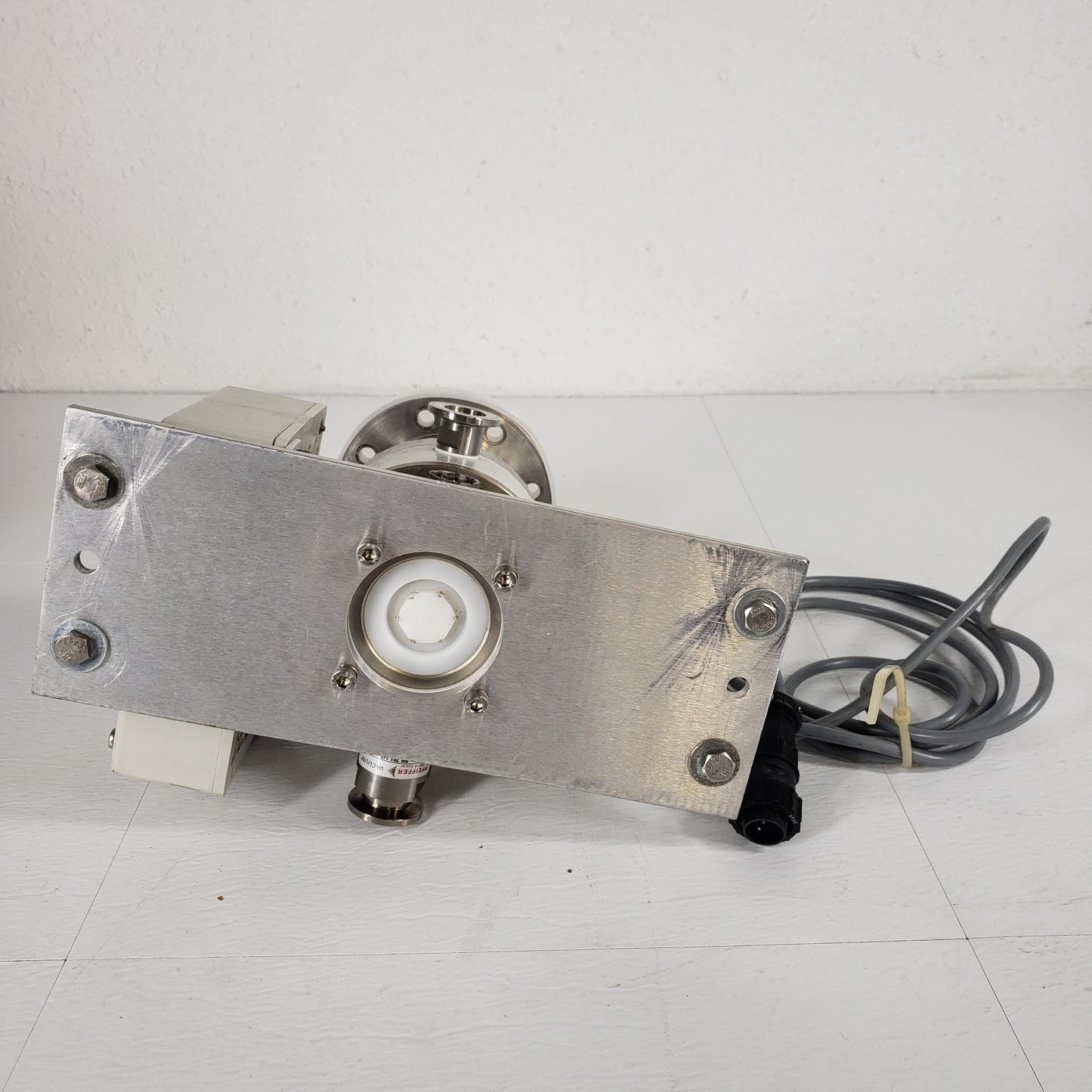 TESTED to E-6 Pfeiffer TMU-065 Turbomolecular Pump Ultra High Vacuum w/ TCP-015