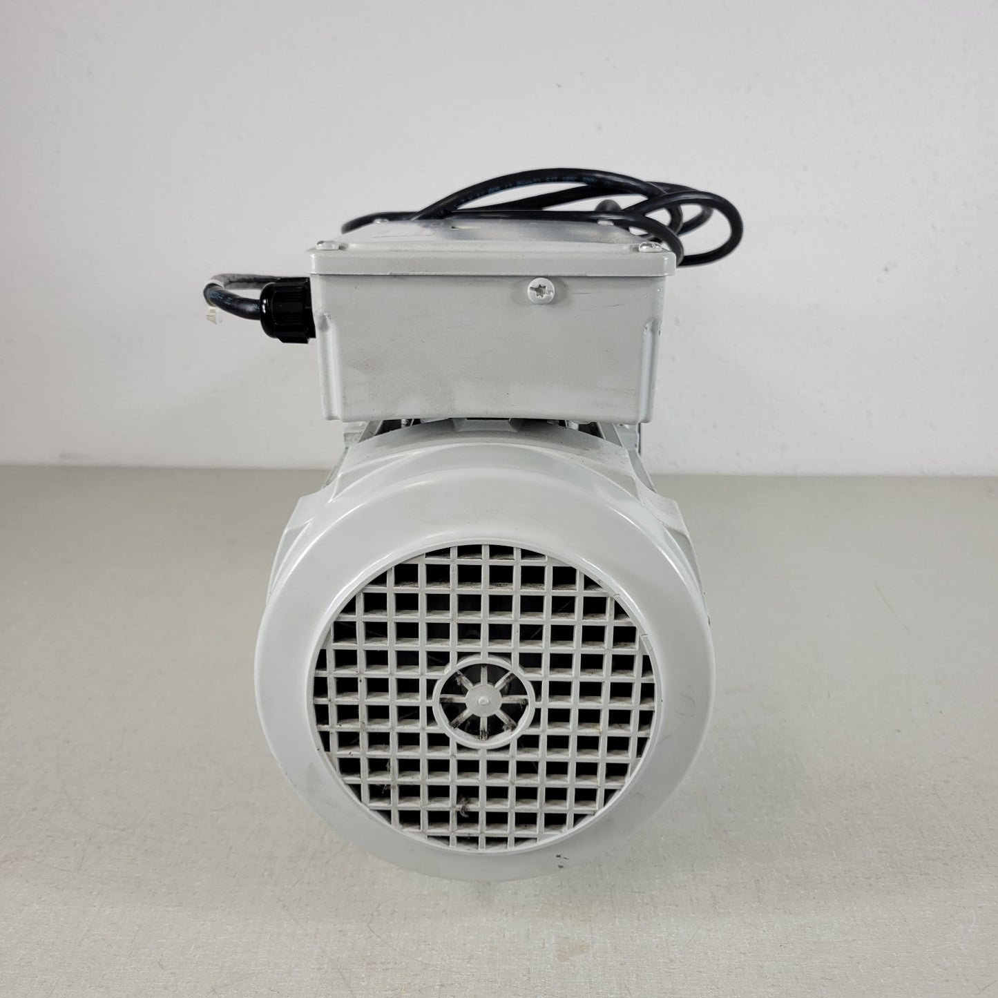 TESTED to 9E-4 Torr Edwards E2M30 Roughing Vacuum Pump KF25 220-240V 5A Rotary