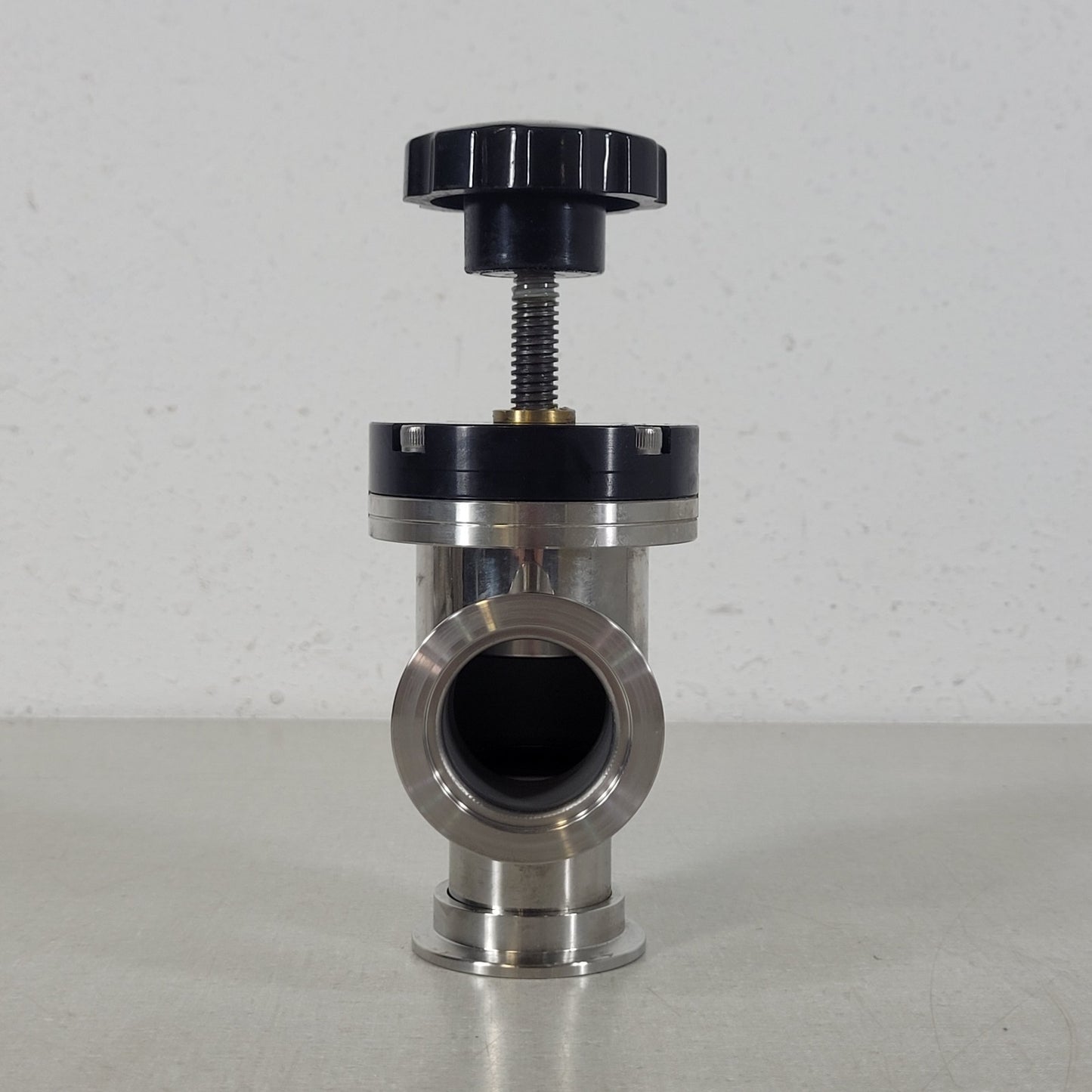 Kurt J Lesker SAV0150MVQF KF40 NW40 Manual Bellows SS Angle High Vacuum Valve