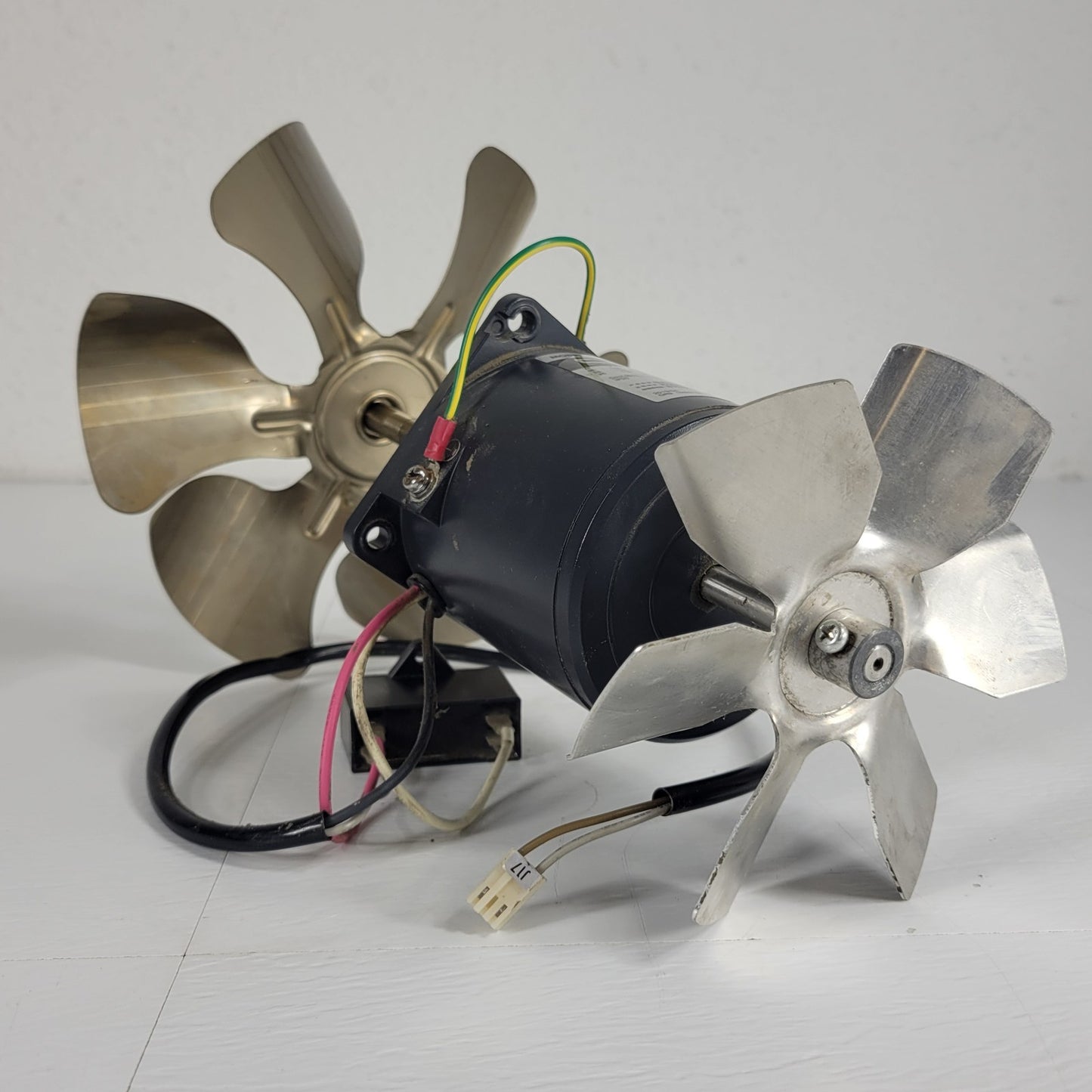 Oriental Motor Co 4IK25A-AW2-E4 Dual Induction Motor From a Shimadzu GC-2014