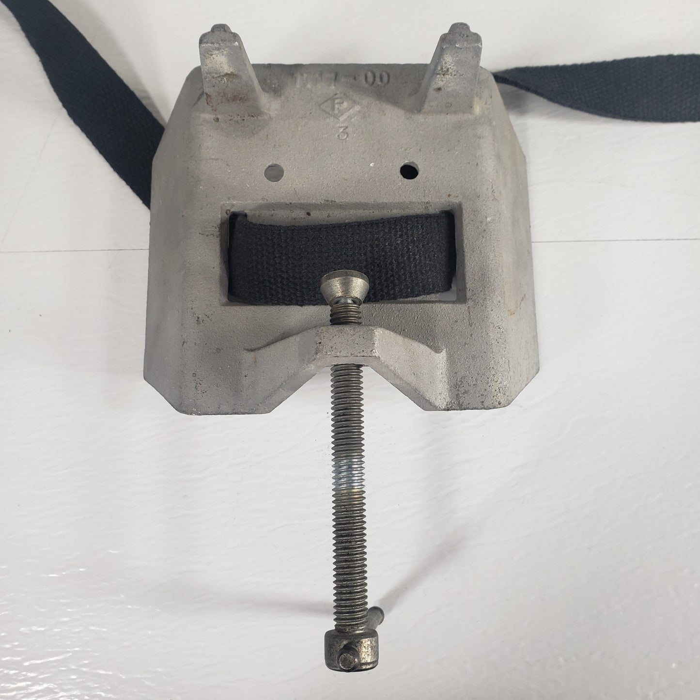 OHAUS 9014-00 Gas Cylinder Clamp Holder Bench Lab Tank Bracket w/ Strap