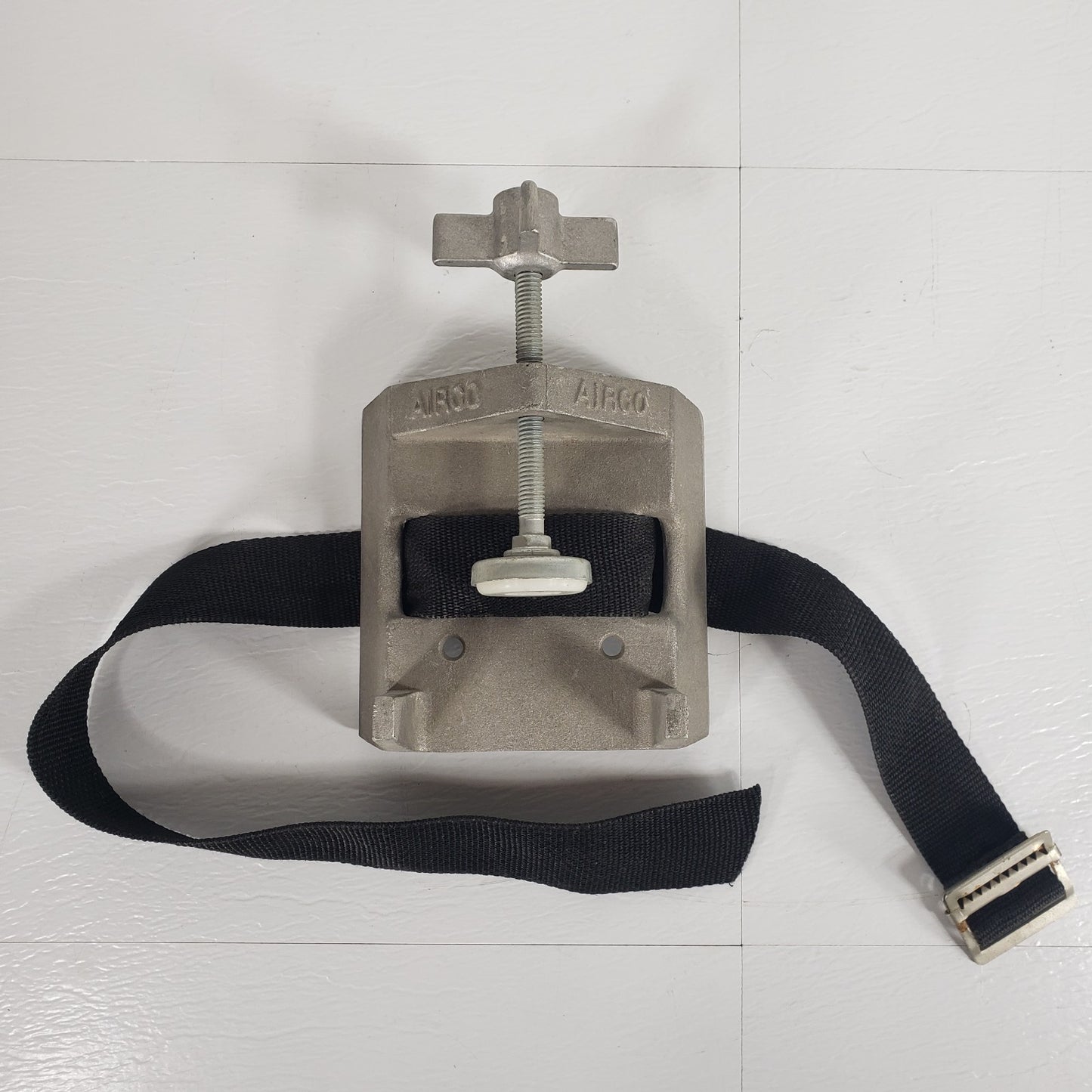 AIRCO Industrial Single Tank Rack Gas Cylinder Clamp Holder, Bench Mount Bracket