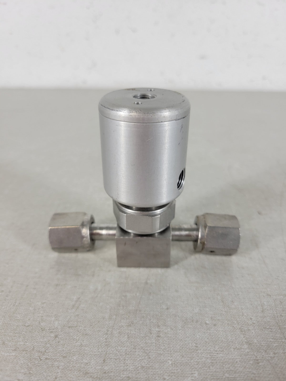 Swagelok Nupro 6LV-DAFR4-P-C 1/4" VCR Ultra High Purity Pneumatic Bellows Valve