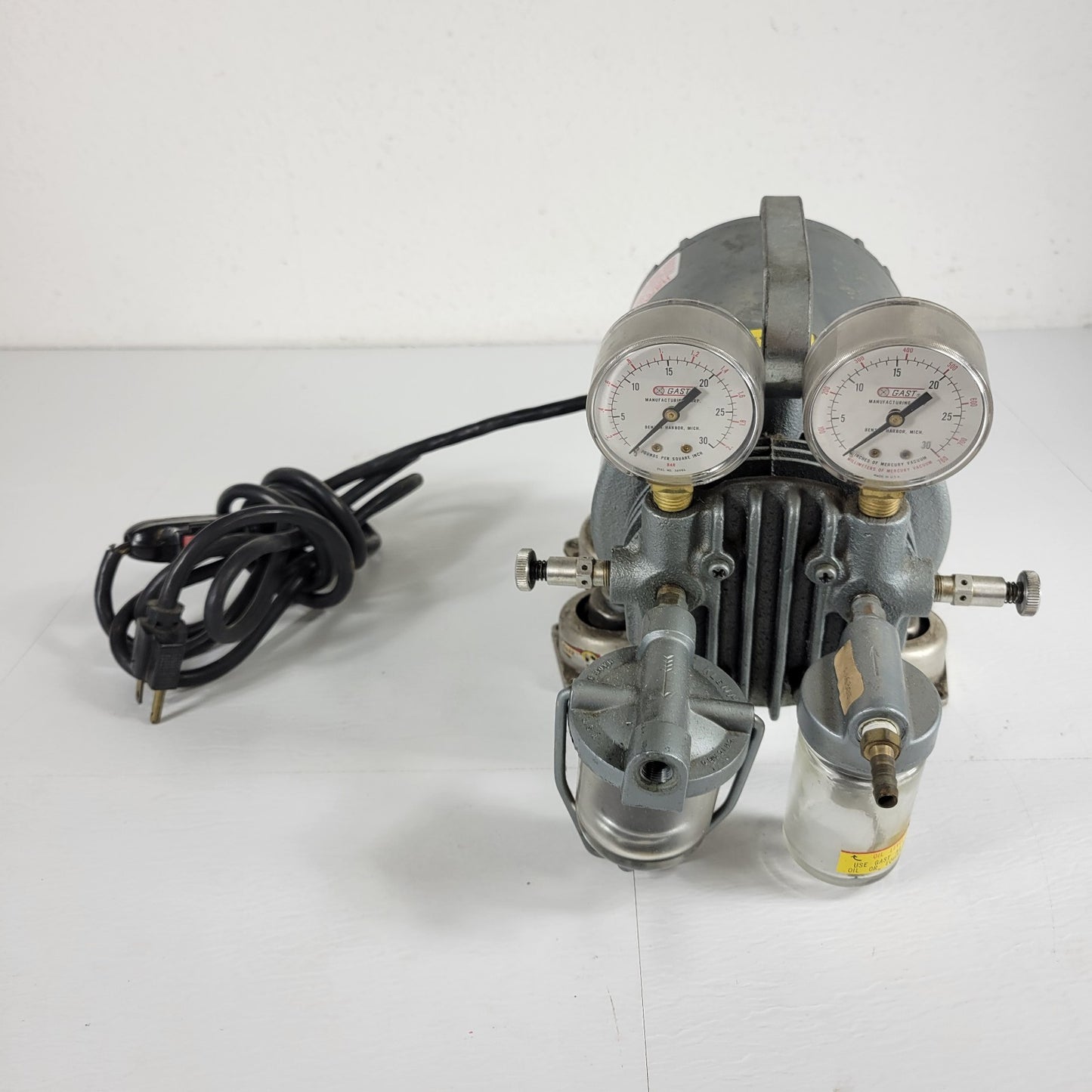 TESTED GAST 0211-V45F-G8CX Lab Air Compressor Vacuum Combo 25 PSI -28 inHg
