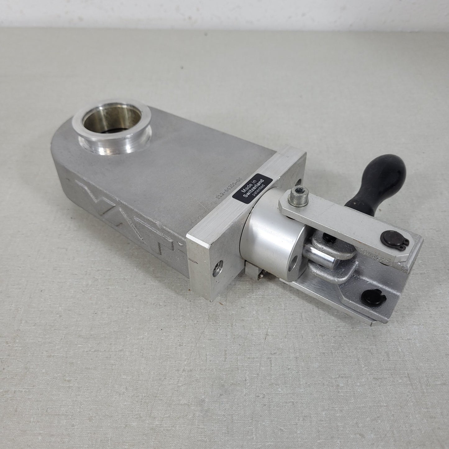 VAT F12-64355-04 DN40 KF40 NW40 Manual Stainless UHV High Vacuum Gate Valve