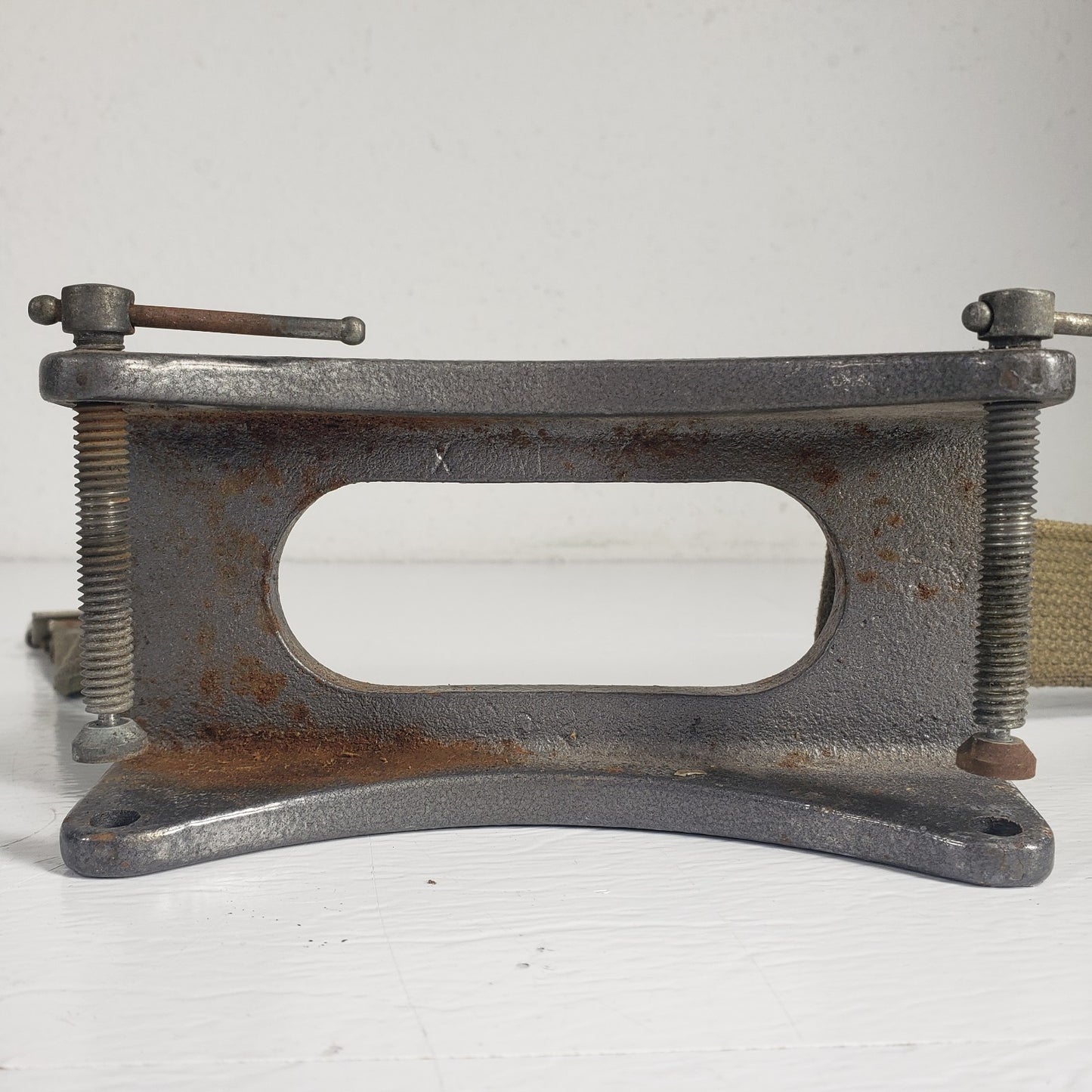 Double Gas Cylinder Bench Mount Bracket Tank Holder Industrial Clamp Restraint