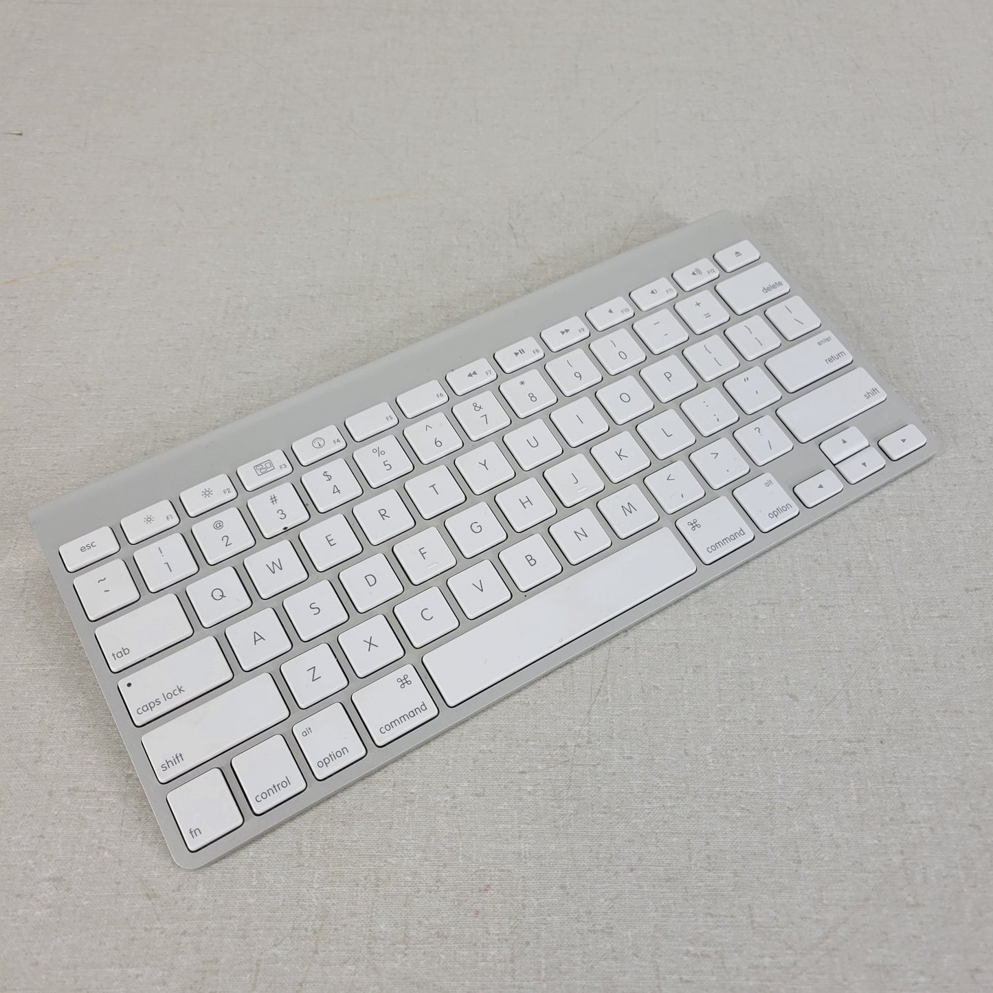 APPLE MC184LL/B A1314 Wireless Bluetooth Keyboard, Aluminum Build, White