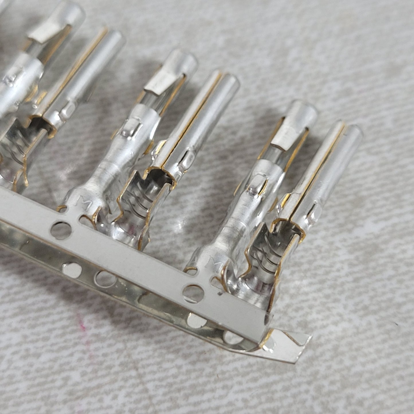200pc TE Connectivity 61117-1 AMP Crimp Receptacle Contact Terminal Strip Lot