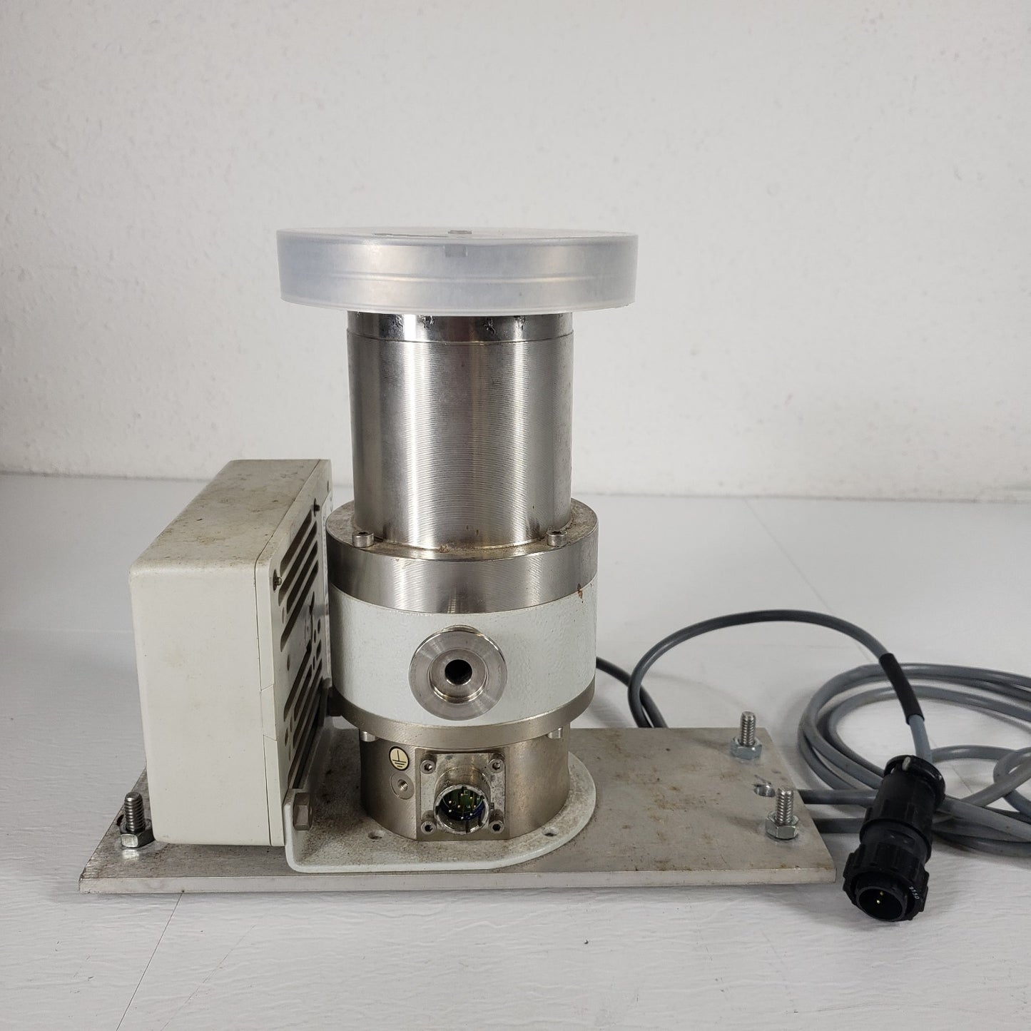 TESTED to E-6 Pfeiffer TMU-065 Turbomolecular Pump Ultra High Vacuum w/ TCP-015