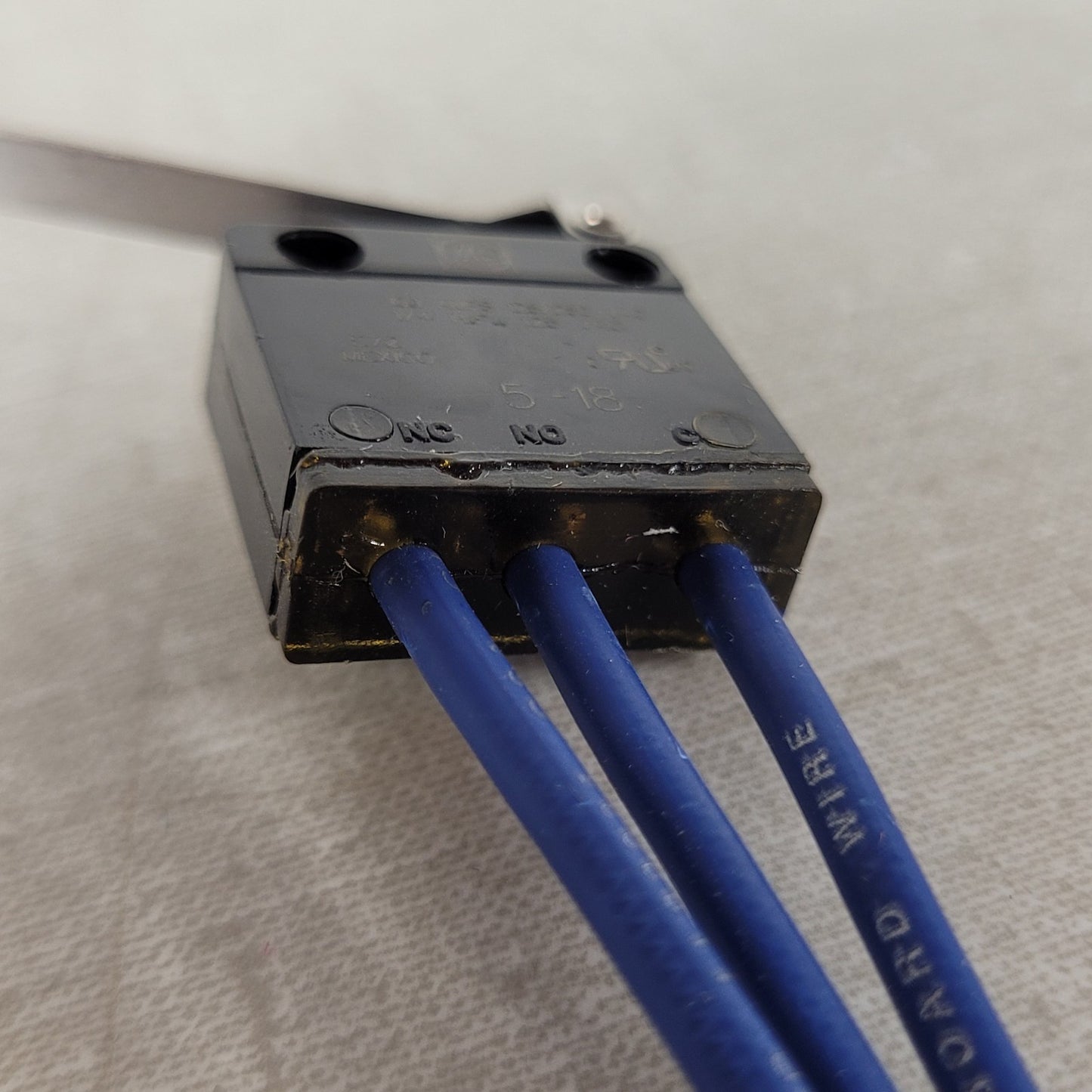 ZF Electronics 0E72-40KT Sealed SPDT Roller Lever Limit Switch 10.1A 250VAC