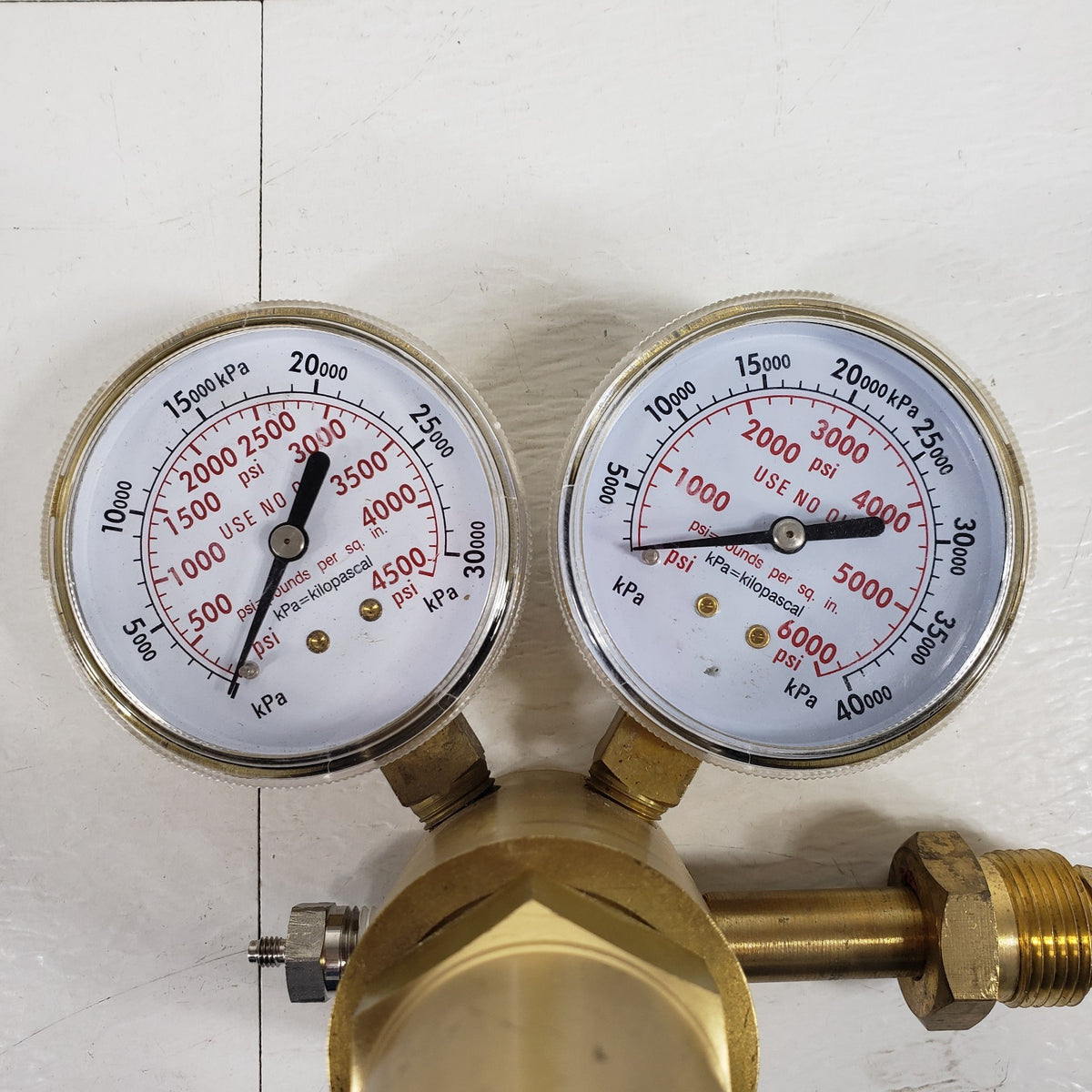 High Pressure Gas Regulator 4500 PSI Outlet 6000 PSI Inlet Dual Gauge Brass
