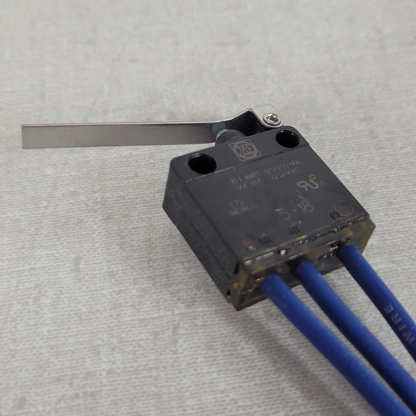 ZF Electronics 0E72-40KT Sealed SPDT Roller Lever Limit Switch 10.1A 250VAC