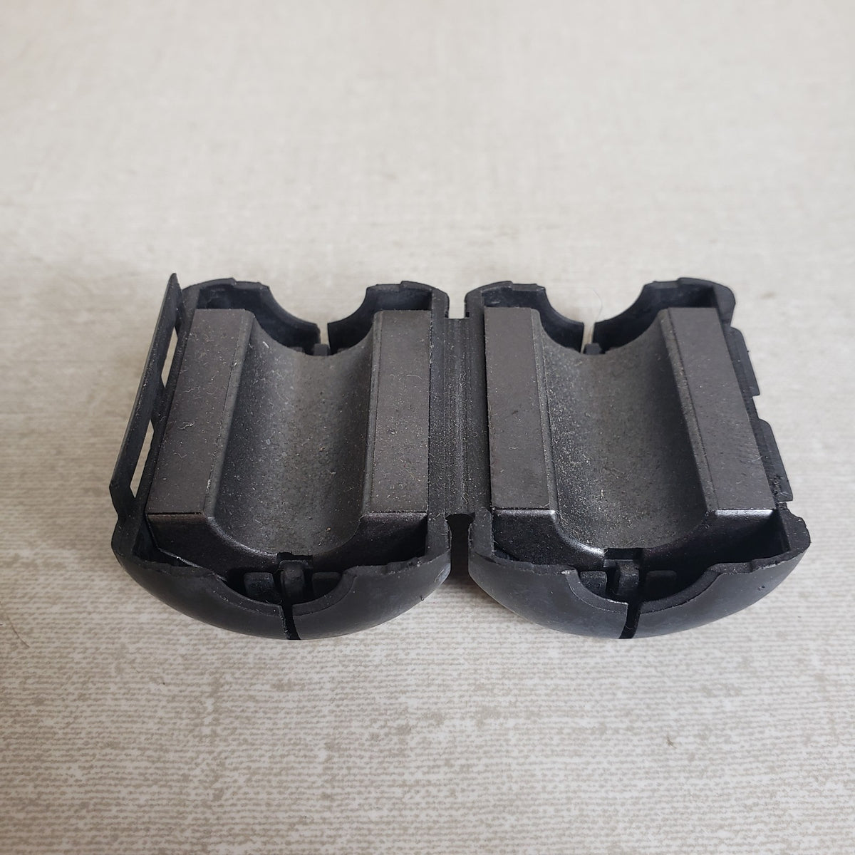 57x Fair-Rite 0444164181 Snap-On Ferrite EMI RFI Cable Clamp 1/2" ID Copy title