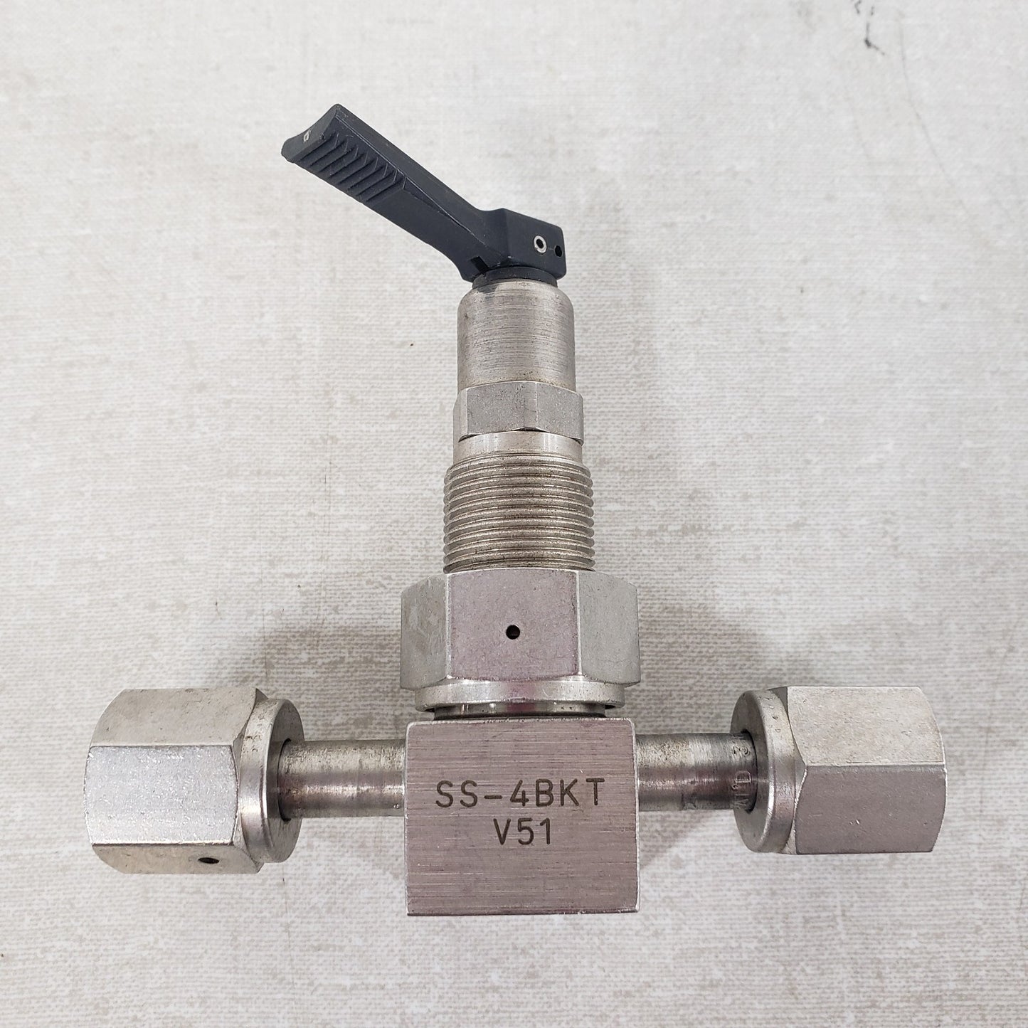 NUPRO SS-4BKT-V51 1/4in Female VCR Bellows Sealed Toggle Valve Swagelok