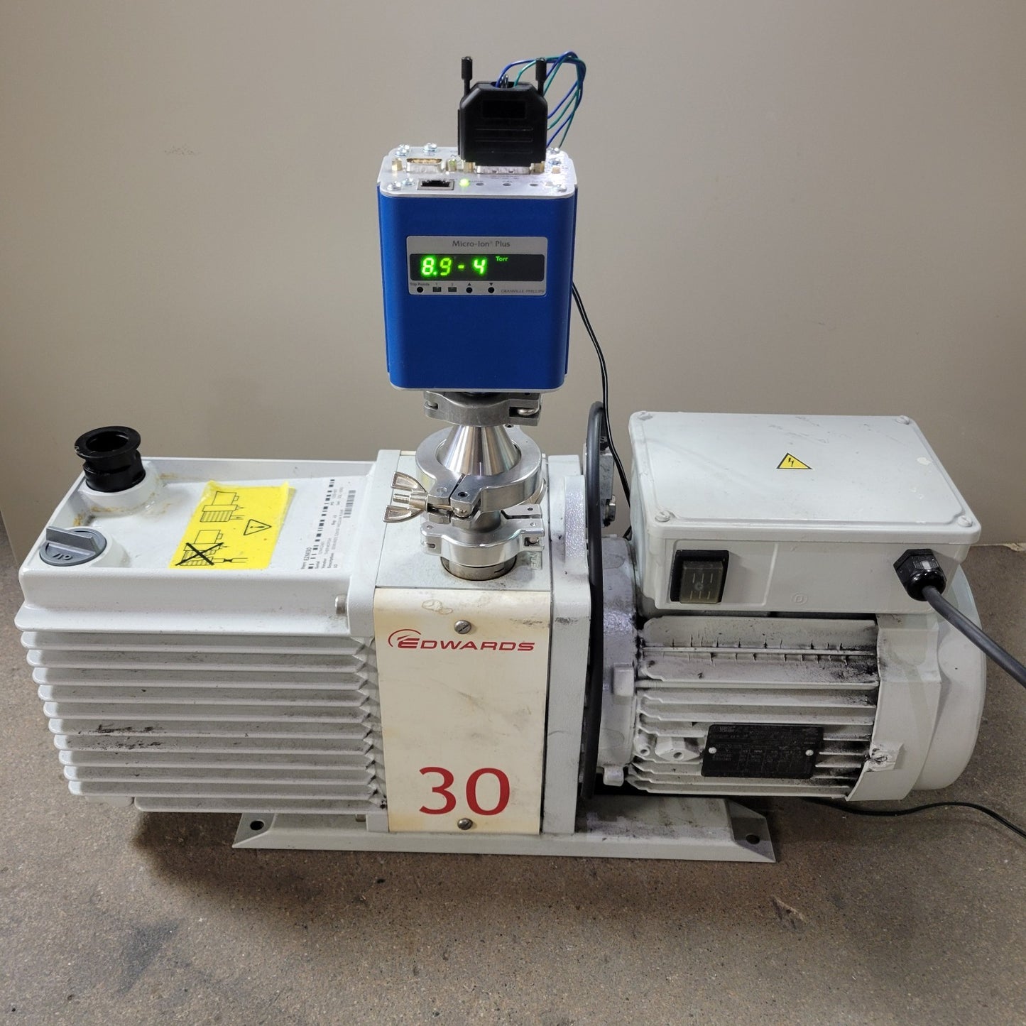 TESTED to 9E-4 Torr Edwards E2M30 Roughing Vacuum Pump KF25 220-240V 5A Rotary