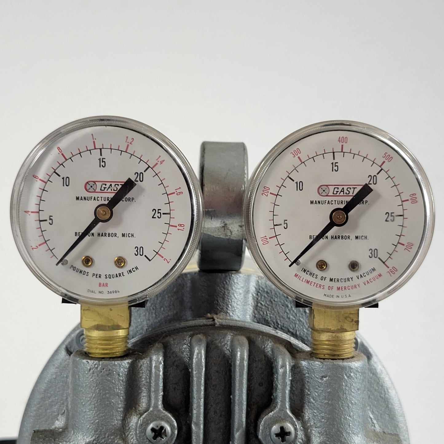 TESTED GAST 0211-V45F-G8CX Lab Air Compressor Vacuum Combo 25 PSI -28 inHg