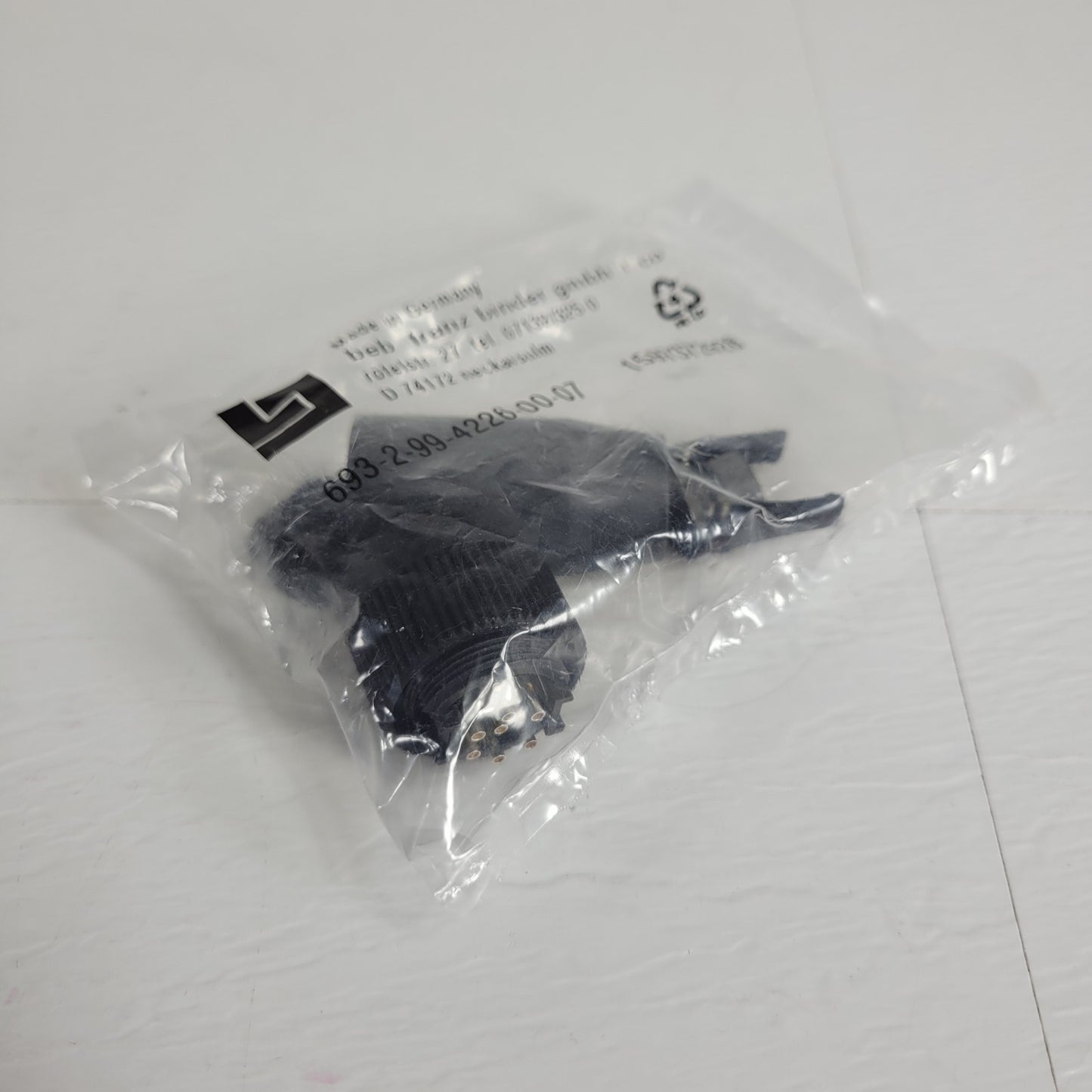 VAT 24328-KA41-1003/2 Pneumatic Vacuum Right Angle Valve 24VDC NW25 KF25 90deg