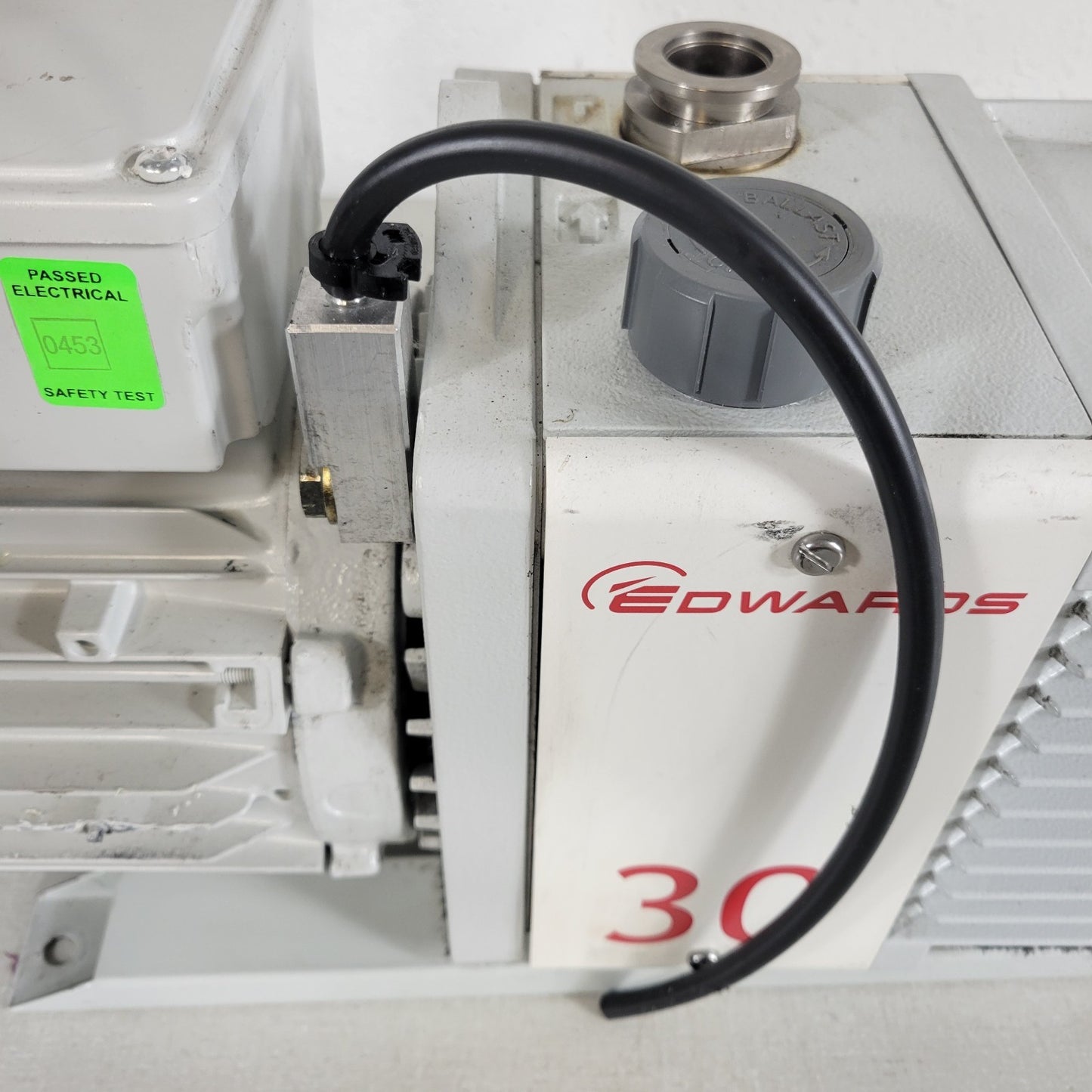 TESTED to 9E-4 Torr Edwards E2M30 Roughing Vacuum Pump KF25 220-240V 5A Rotary