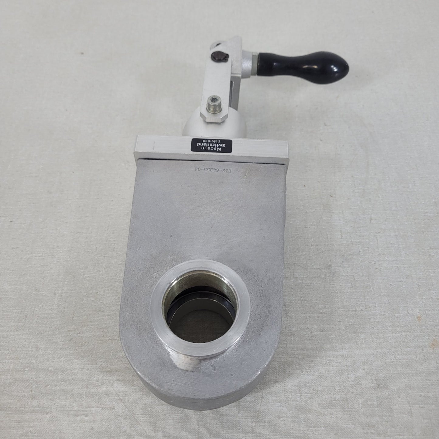 VAT F12-64355-04 DN40 KF40 NW40 Manual Stainless UHV High Vacuum Gate Valve
