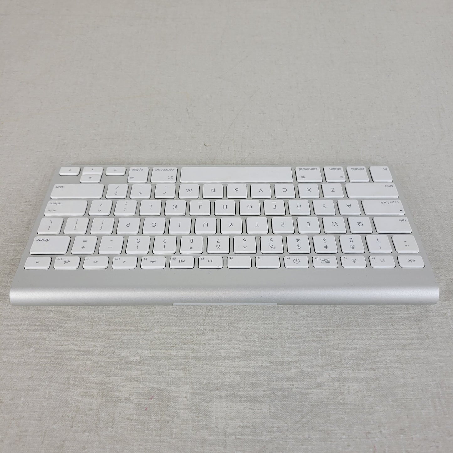 APPLE MC184LL/B A1314 Wireless Bluetooth Keyboard, Aluminum Build, White