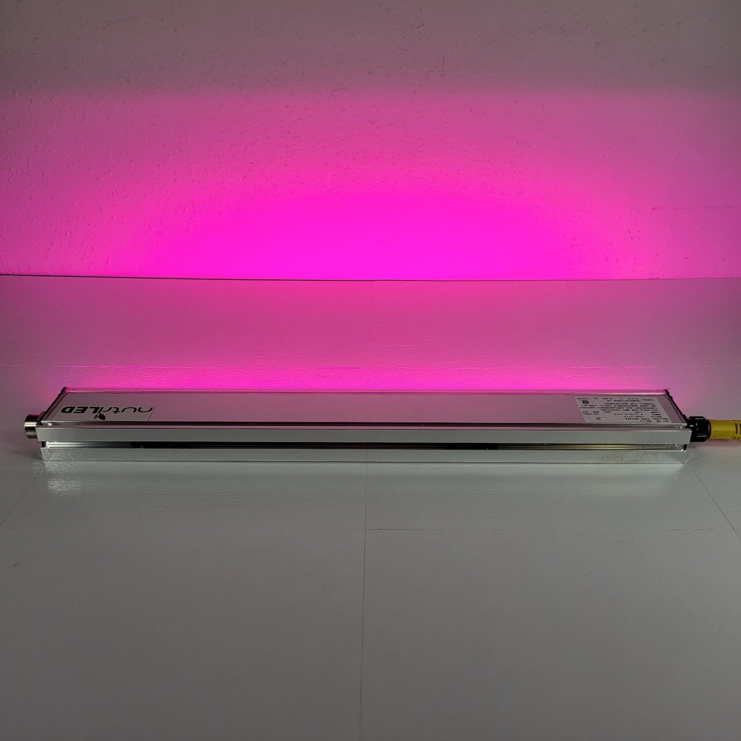 TESTED Hubbell NutriLED NGL12 24" LED Horticultural Grow Light 31W 2:1 R:B