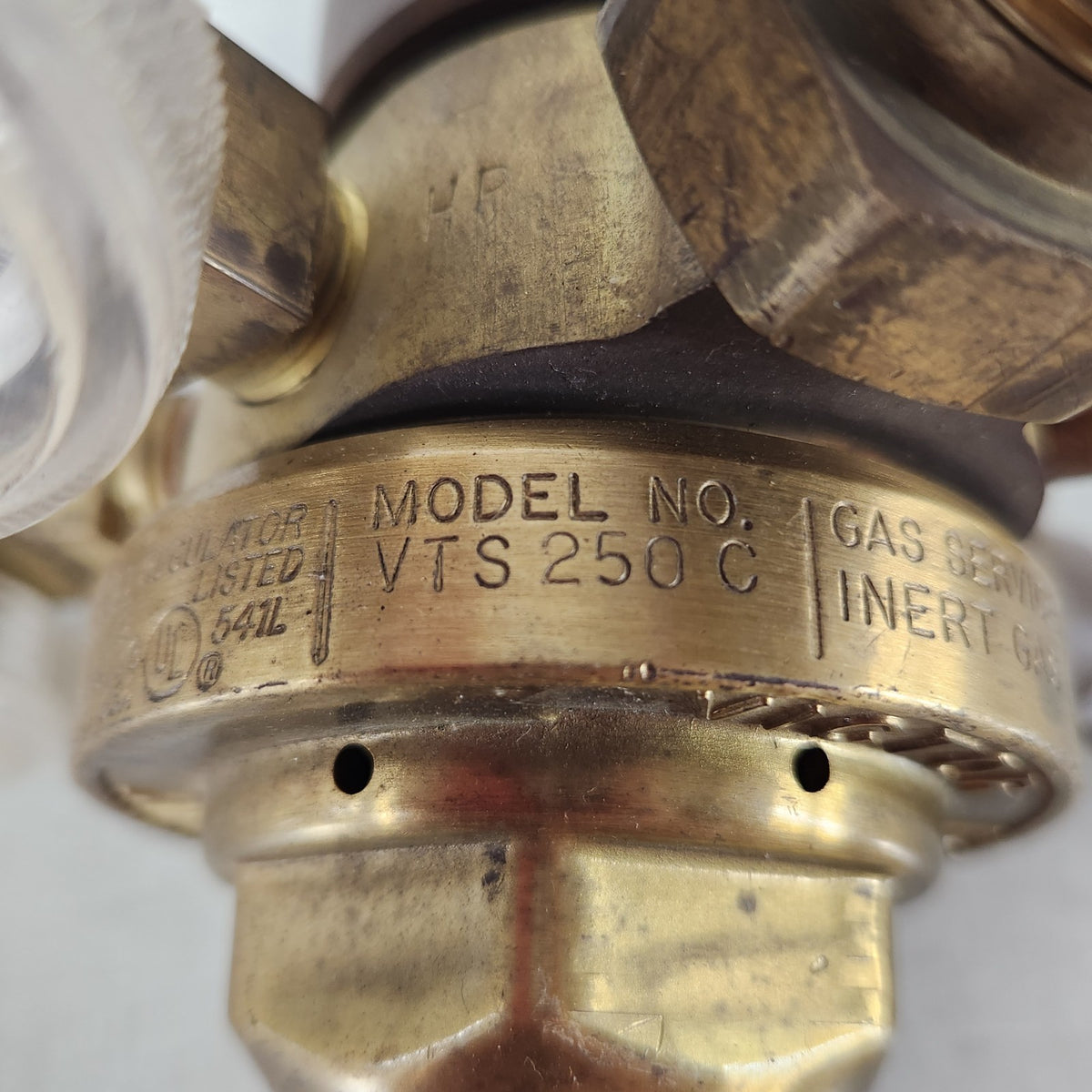 Victor VTS250C Two Stage Inert Gas Regulator 3000 PSI Dual Gauge CGA 580