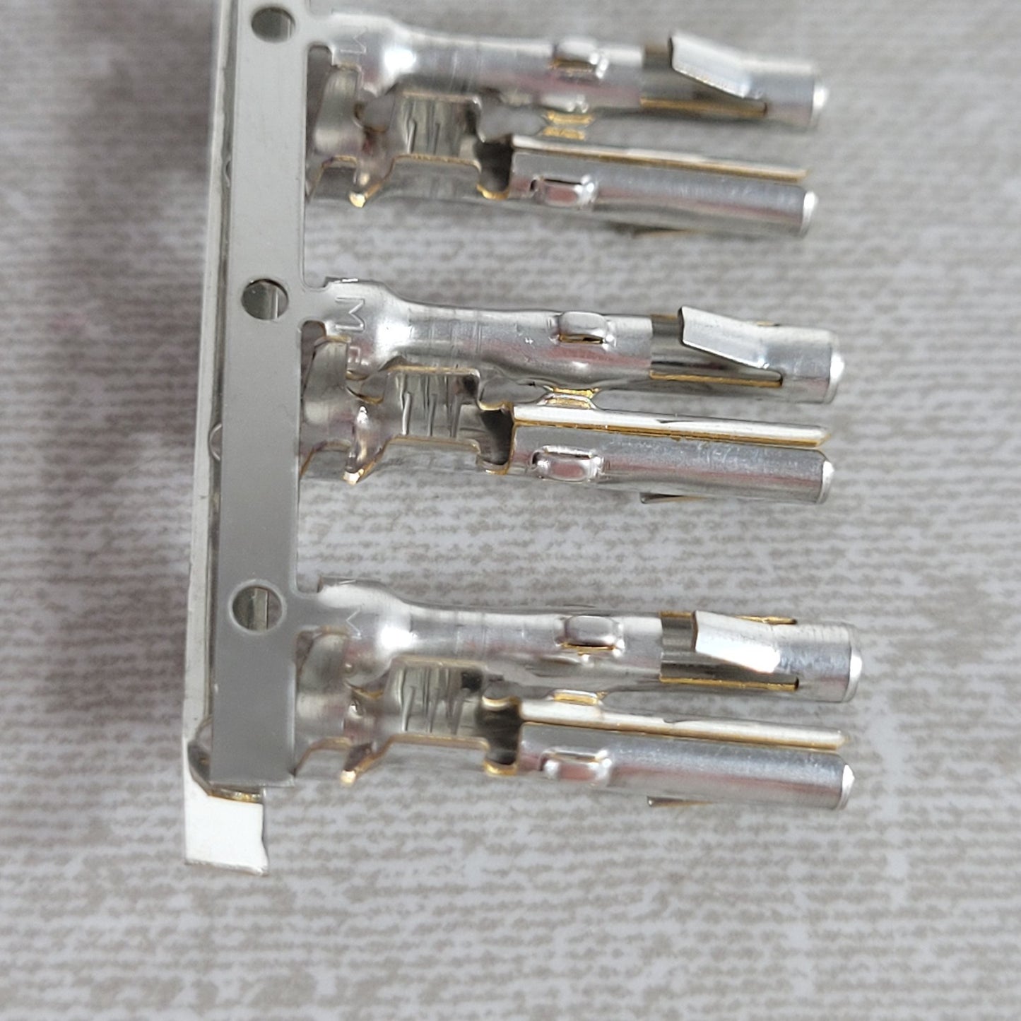 200pc TE Connectivity 61117-1 AMP Crimp Receptacle Contact Terminal Strip Lot