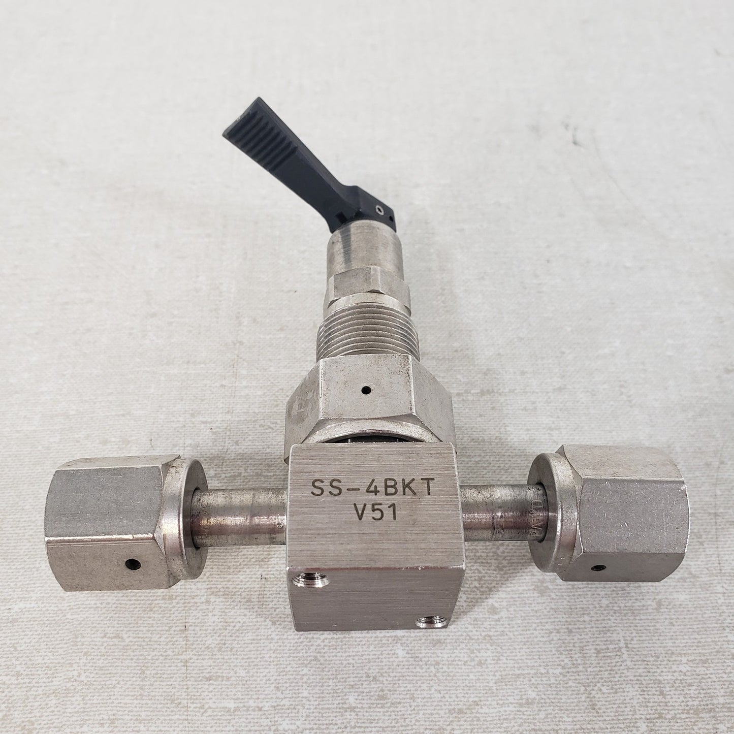 NUPRO SS-4BKT-V51 1/4in Female VCR Bellows Sealed Toggle Valve Swagelok