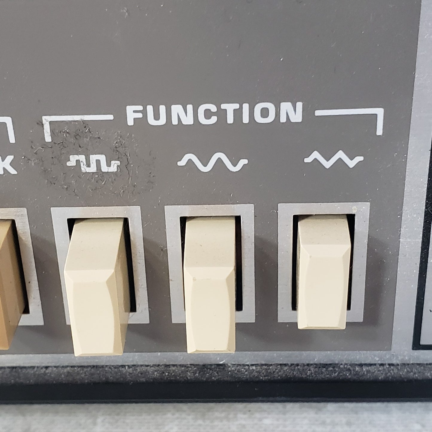 B&K Precision 3010 Function Generator 1MHz Sine Square Triangle TTL No Cable