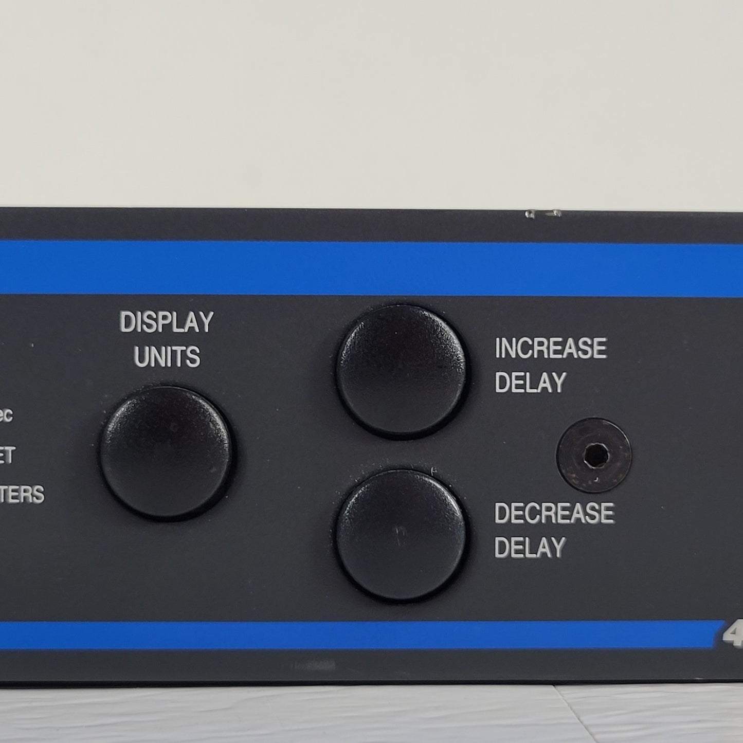 SYMETRIX 402 Dual Output Delay Acoustic Tool, 1 In & 2 Outs XLR and 1/4"