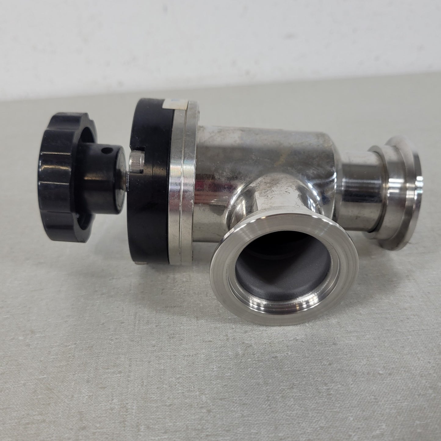 Kurt J Lesker SAV0150MVQF KF40 NW40 Manual Bellows SS Angle High Vacuum Valve