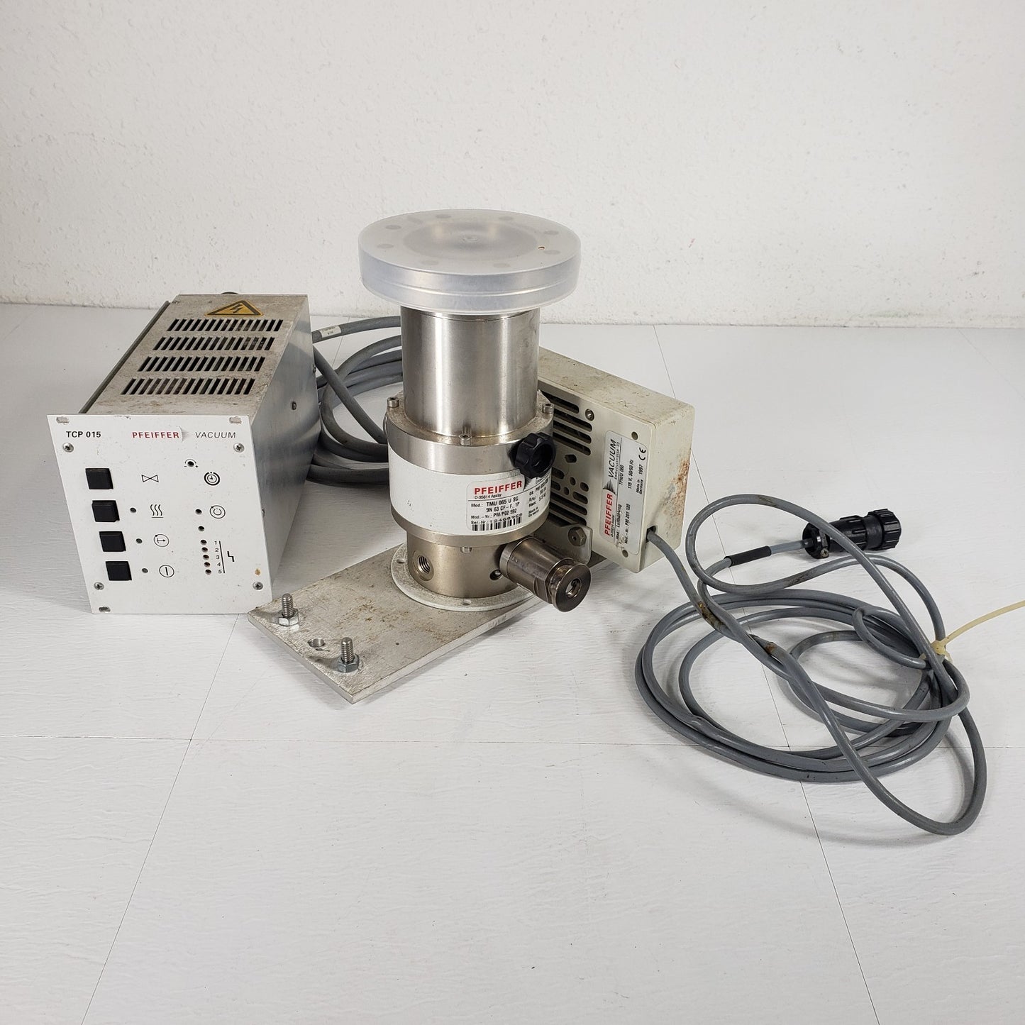TESTED to E-6 Pfeiffer TMU-065 Turbomolecular Pump Ultra High Vacuum w/ TCP-015