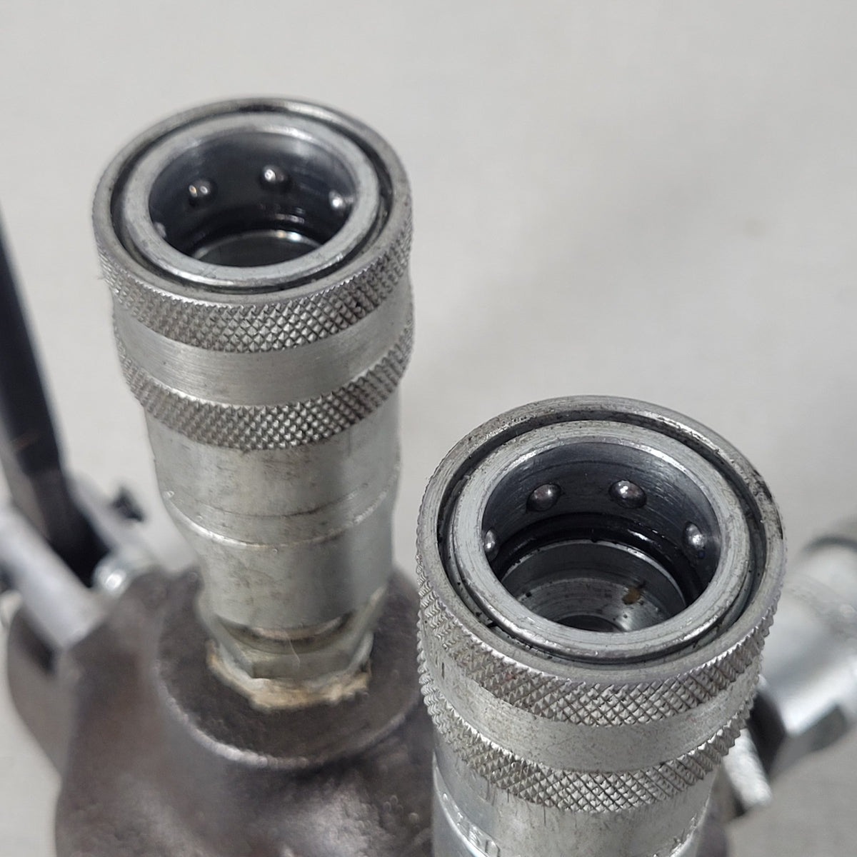 GRESEN 575-S Single Spool Hydraulic Control Valve w/ Pioneer 4050-3 Couplers