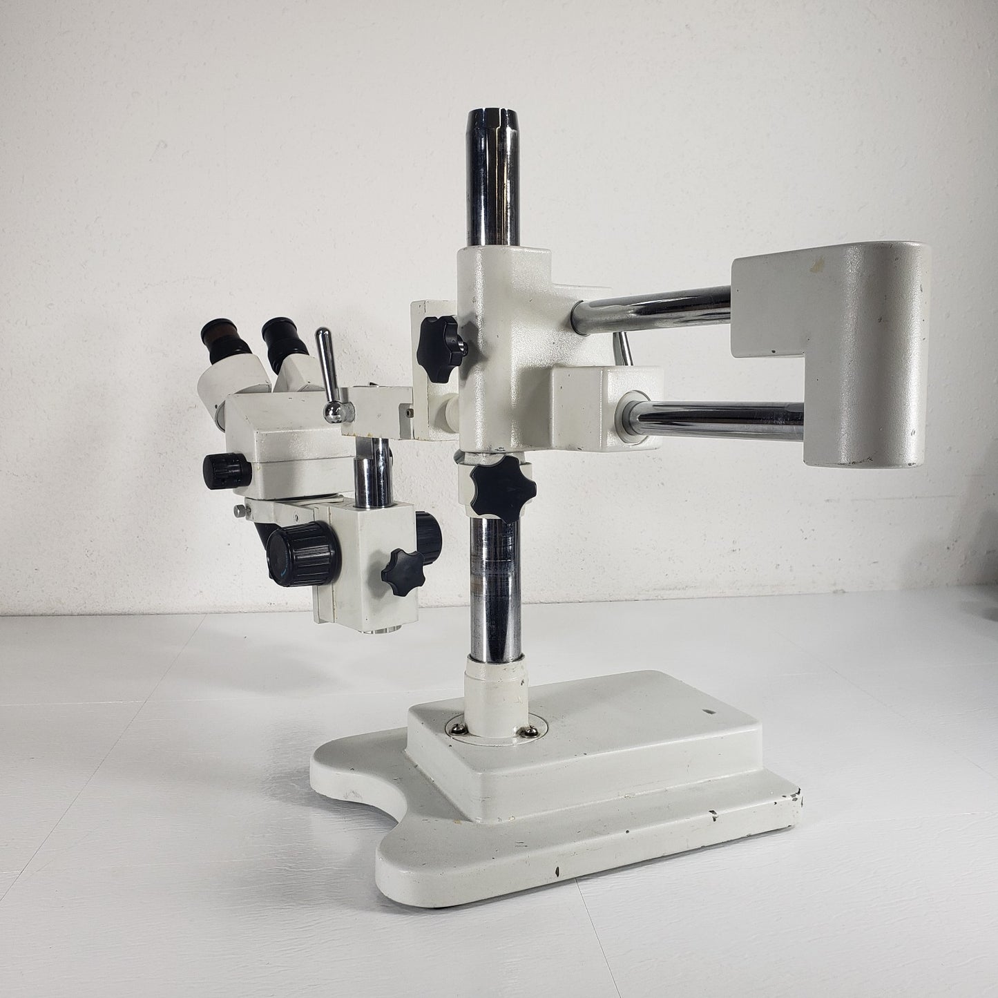 AmScope SM-4B Series 3.5-22.5x Stereo Microscope w/double Arm Stand Wide View