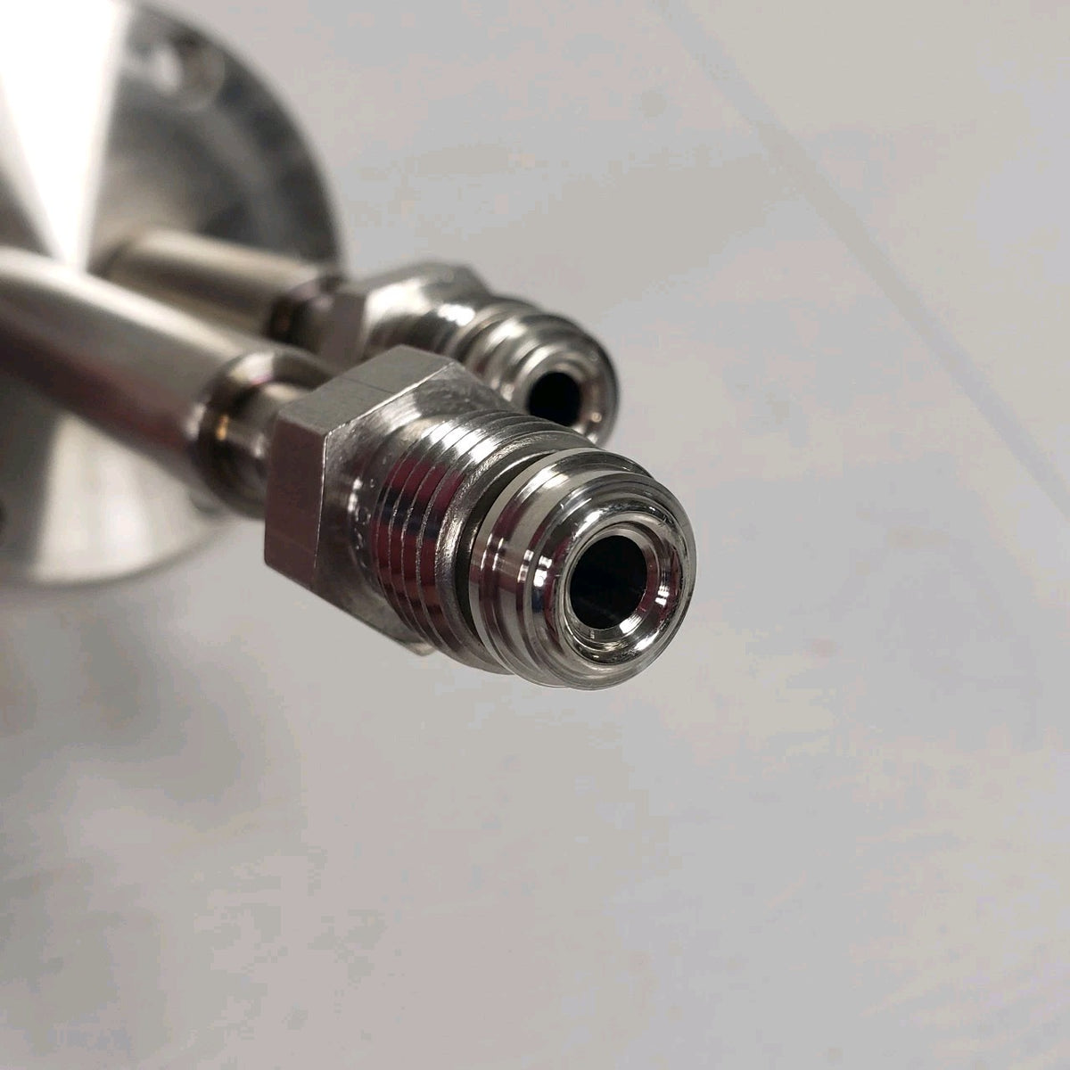 MDC 2.75" CF DN35CF Dual 1/4" VCR Fluid Feedthrough UHV Vacuum 304SS
