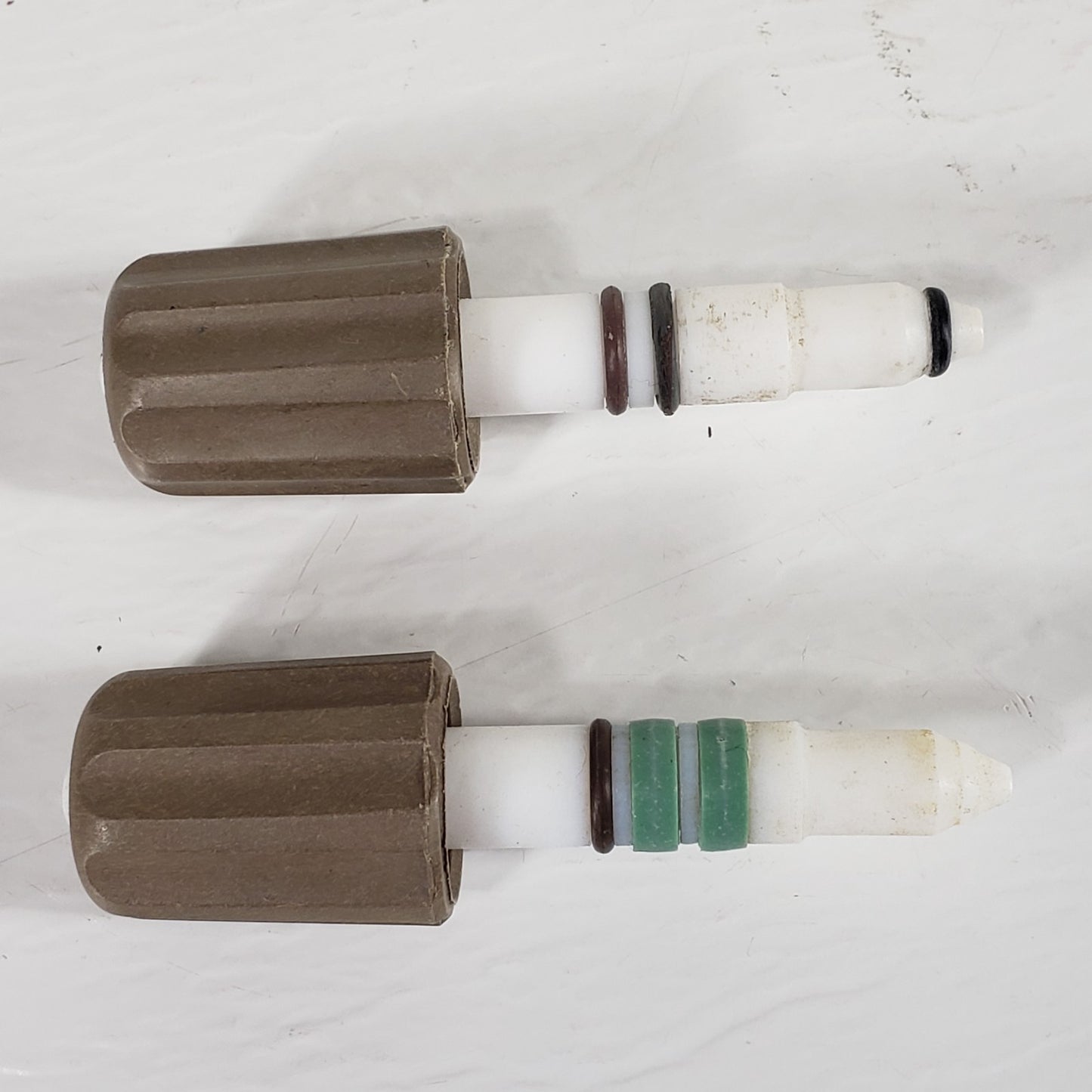Two CHEMGLASS PTFE 0-8mm High Vacuum Valve Plugs for High Vacuum, Brown & Green