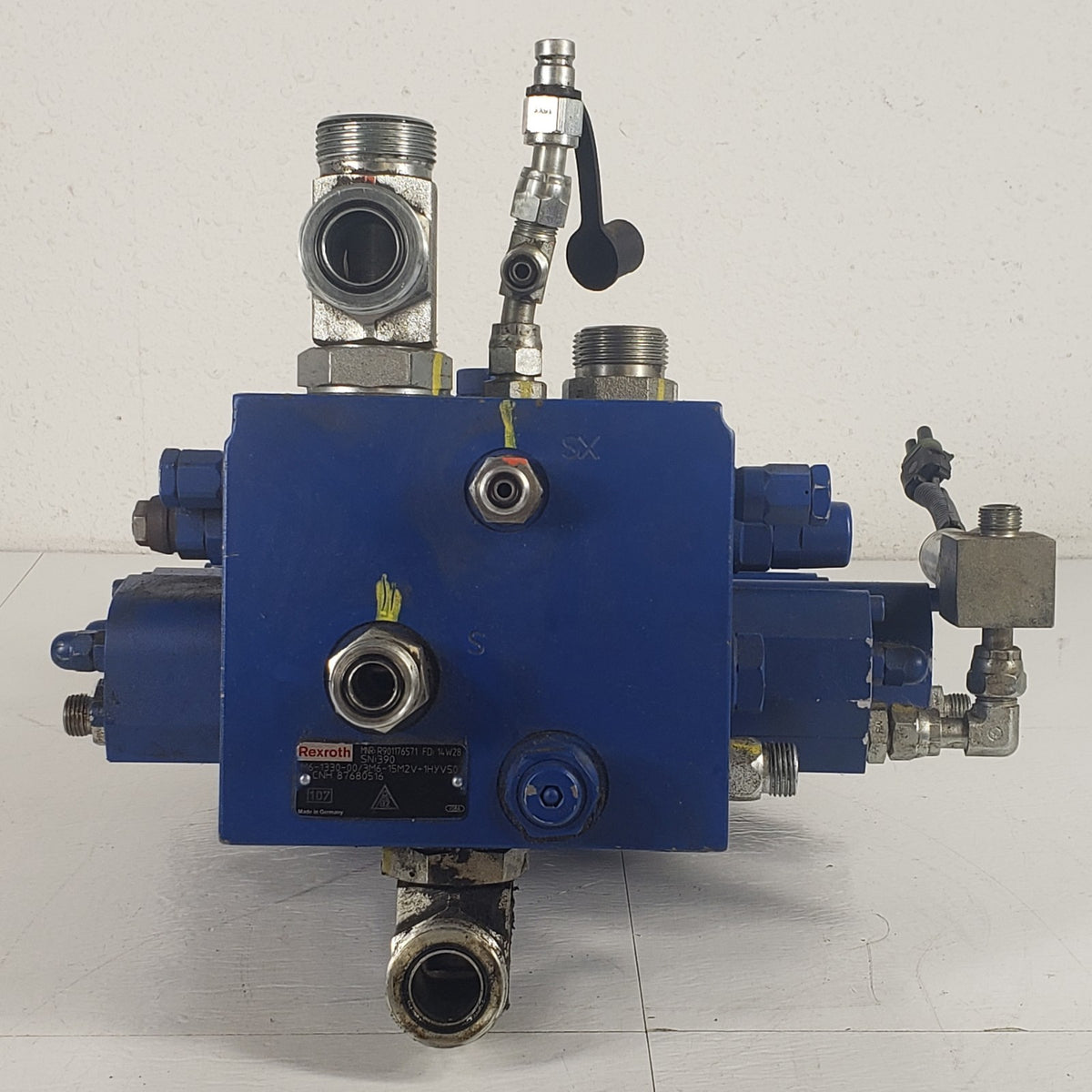 Bosch Rexroth R901176571 M6 3-Spool Hydraulic Control Valve Bank UNTESTED