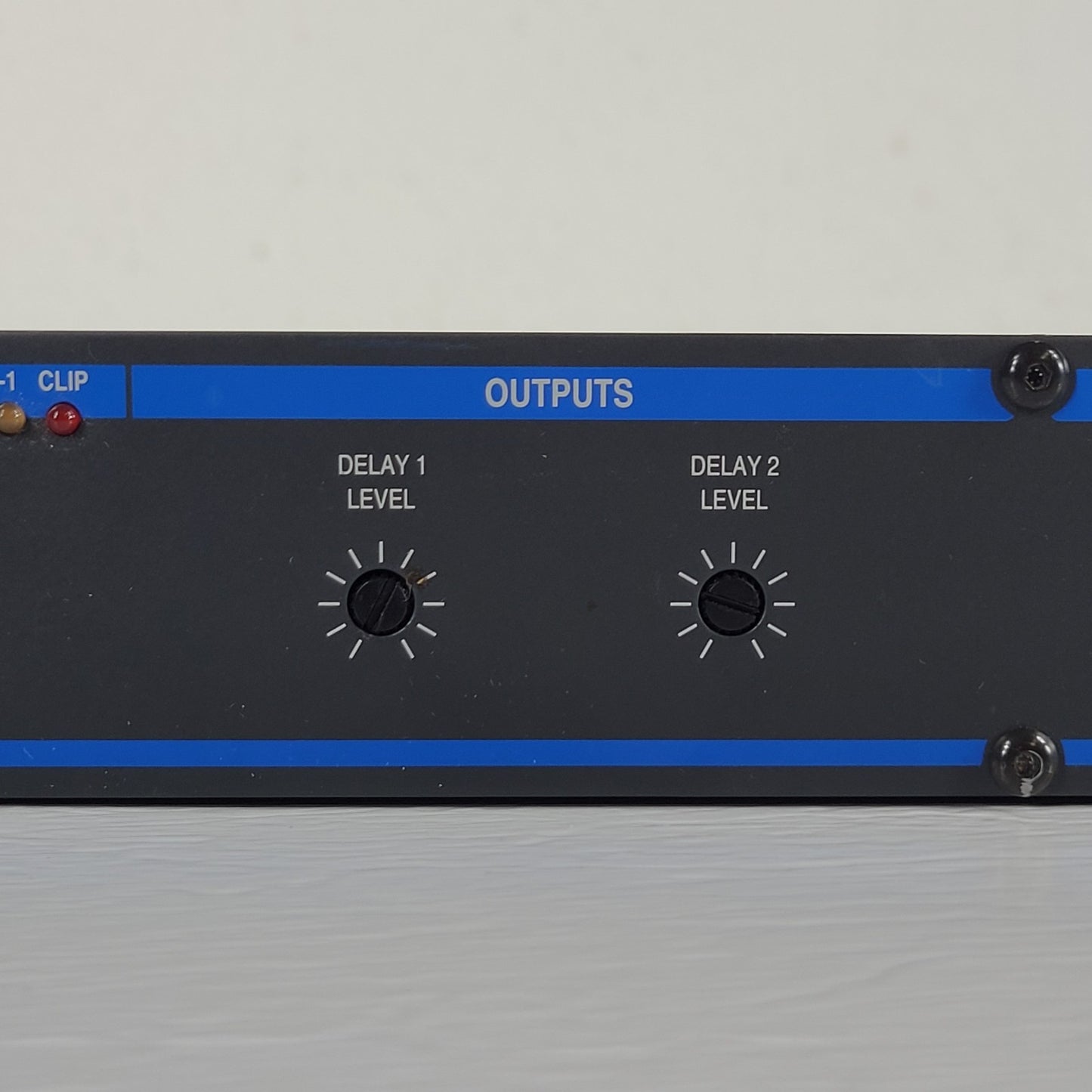 SYMETRIX 402 Dual Output Delay Acoustic Tool, 1 In & 2 Outs XLR and 1/4"
