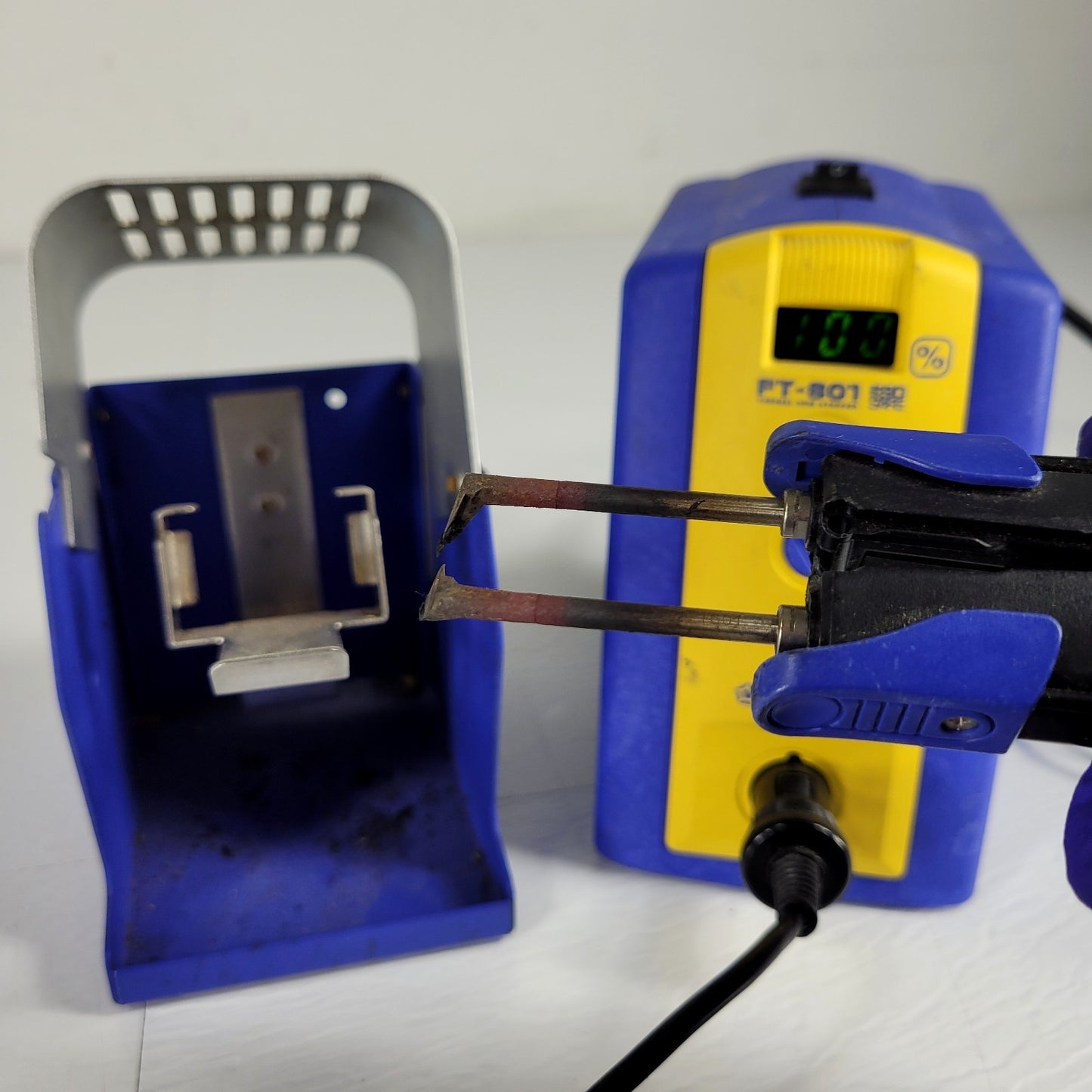 Hakko FT-801 Thermal Wire Stripper Station w/ Handpiece Cables ESD